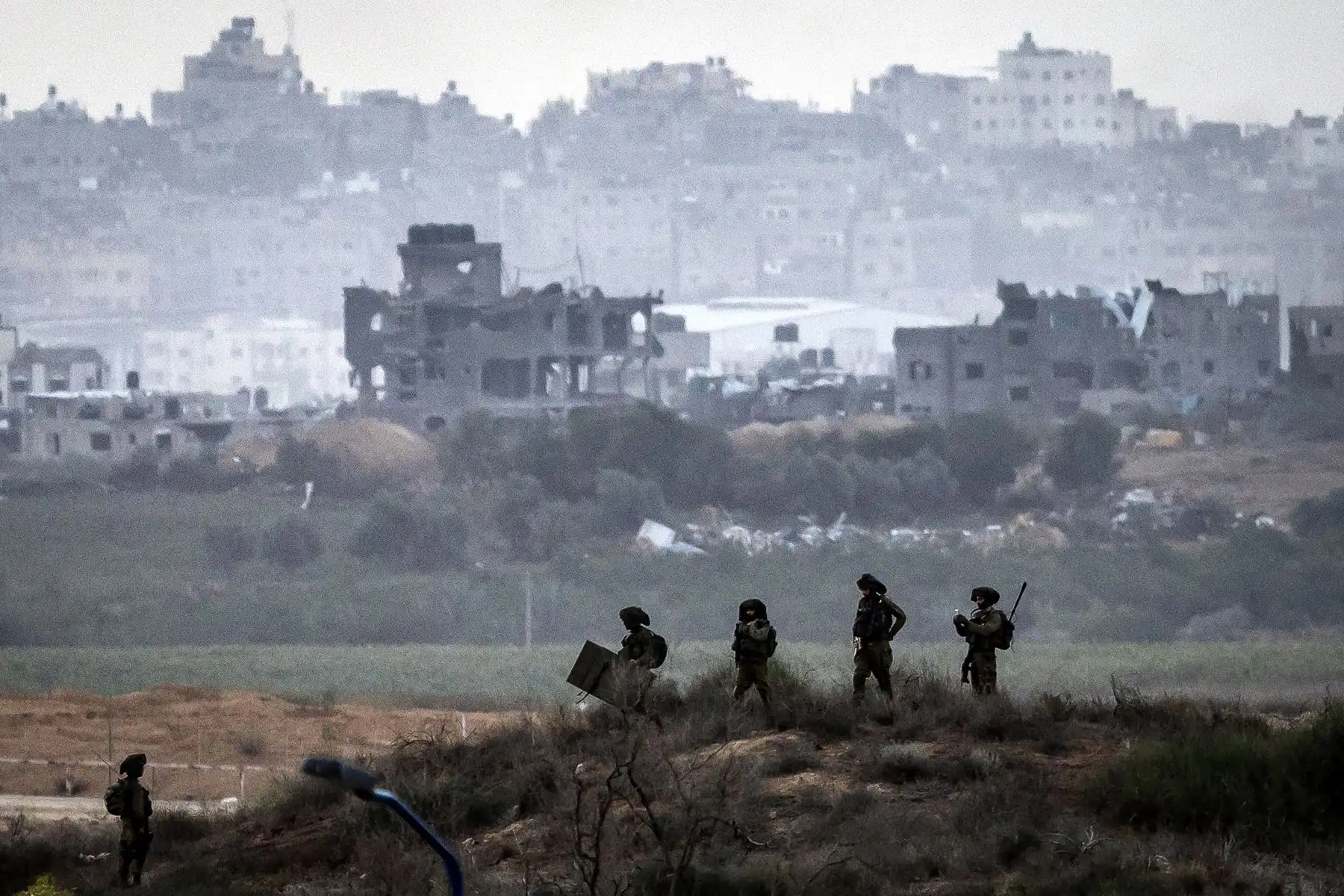 Soldados del ejército israelí ingresan a la Franja de Gaza en medio de los enfrentamientos en curso con el grupo palestino Hamás. Foto: AFP