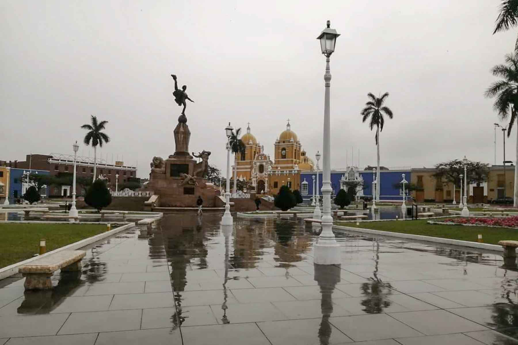 Una lluvia de ligera a moderada intensidad soporta hoy, desde hace más de tres horas, la ciudad de Trujillo. Foto: Luis Puell.
