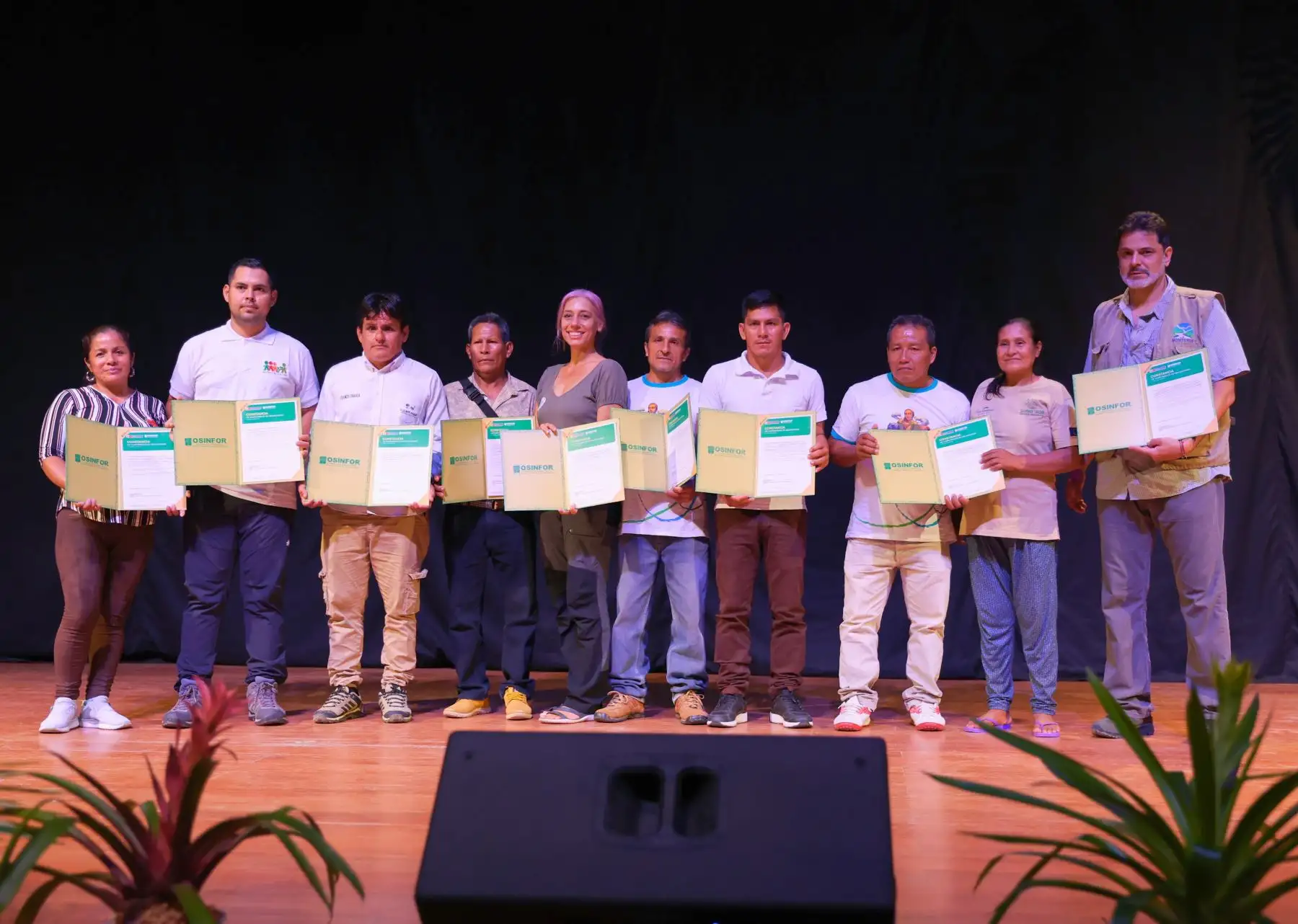 Osinfor entregó 22 constancias de cumplimiento en Ucayali, un reconocimiento al buen manejo forestal que contribuye a la legalidad y competitividad.
