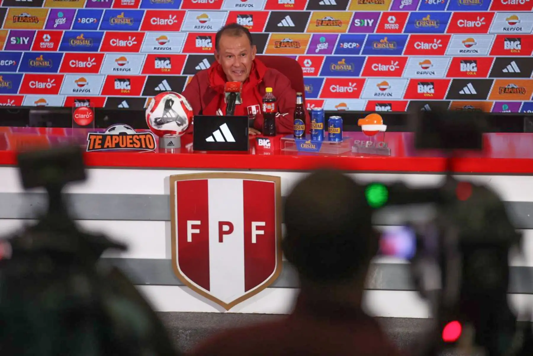 Desde La Videna, el director técnico de la selección peruana, Juan Reynoso, brindó una conferencia de prensa previo al viaje de la Bicolor a La Paz donde enfrentará a Bolivia esgte jueves 16por la quinta jornada de las Eliminatorias 2026. 
Foto: ANDINA/Juan Carlos Guzmán