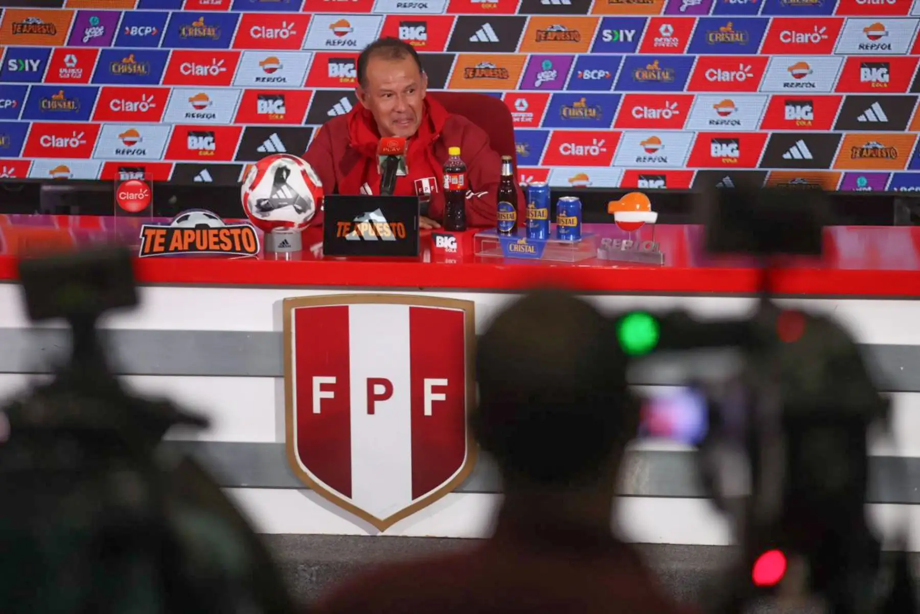 Desde La Videna, el director técnico de la selección peruana, Juan Reynoso, brindó una conferencia de prensa previo al viaje de la Bicolor a La Paz donde enfrentará a Bolivia esgte jueves 16por la quinta jornada de las Eliminatorias 2026. 
Foto: ANDINA/Juan Carlos Guzmán