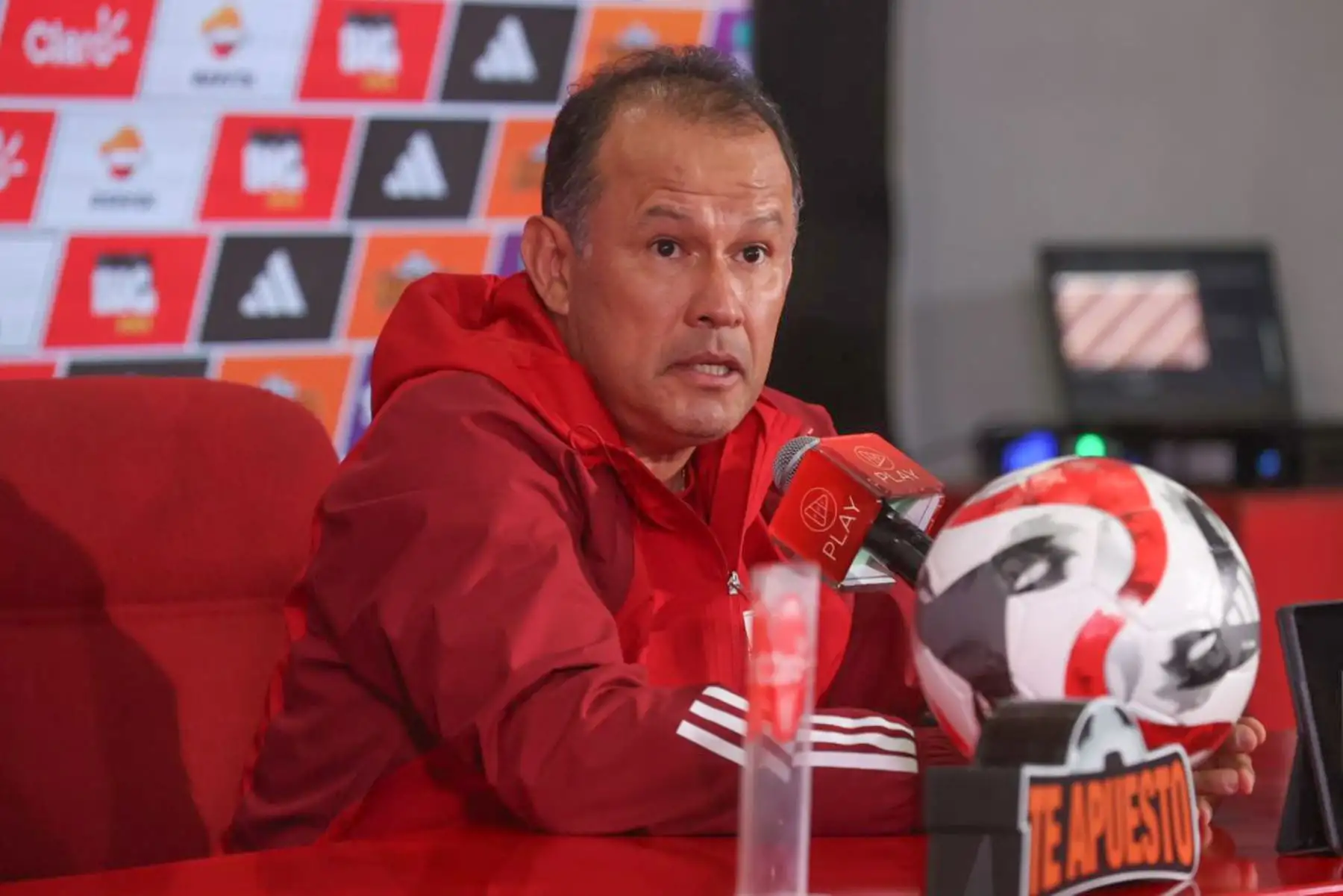 Desde La Videna, el director técnico de la selección peruana, Juan Reynoso, brindó una conferencia de prensa previo al viaje de la Bicolor a La Paz donde enfrentará a Bolivia esgte jueves 16por la quinta jornada de las Eliminatorias 2026. 
Foto: ANDINA/Juan Carlos Guzmán