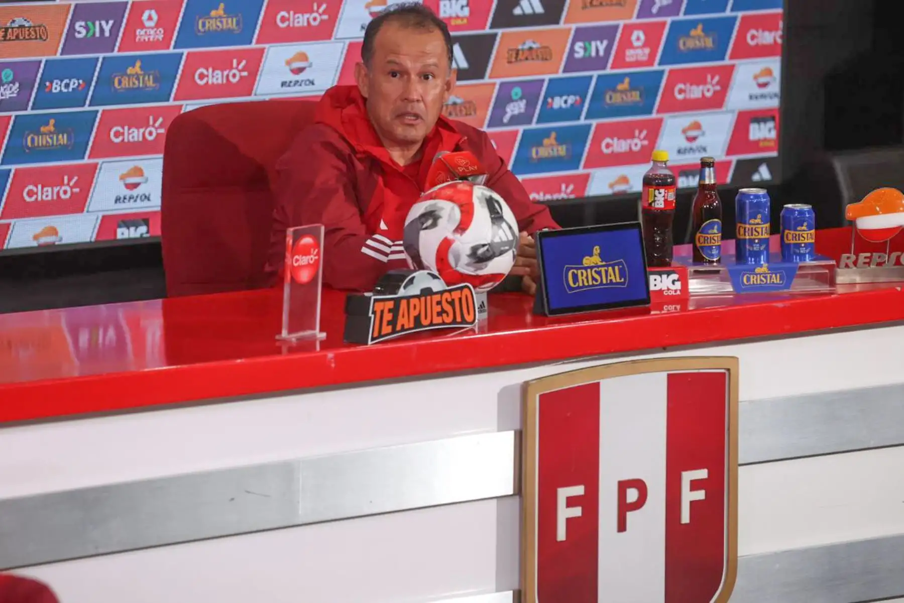 Desde La Videna, el director técnico de la selección peruana, Juan Reynoso, brindó una conferencia de prensa previo al viaje de la Bicolor a La Paz donde enfrentará a Bolivia esgte jueves 16por la quinta jornada de las Eliminatorias 2026. 
Foto: ANDINA/Juan Carlos Guzmán