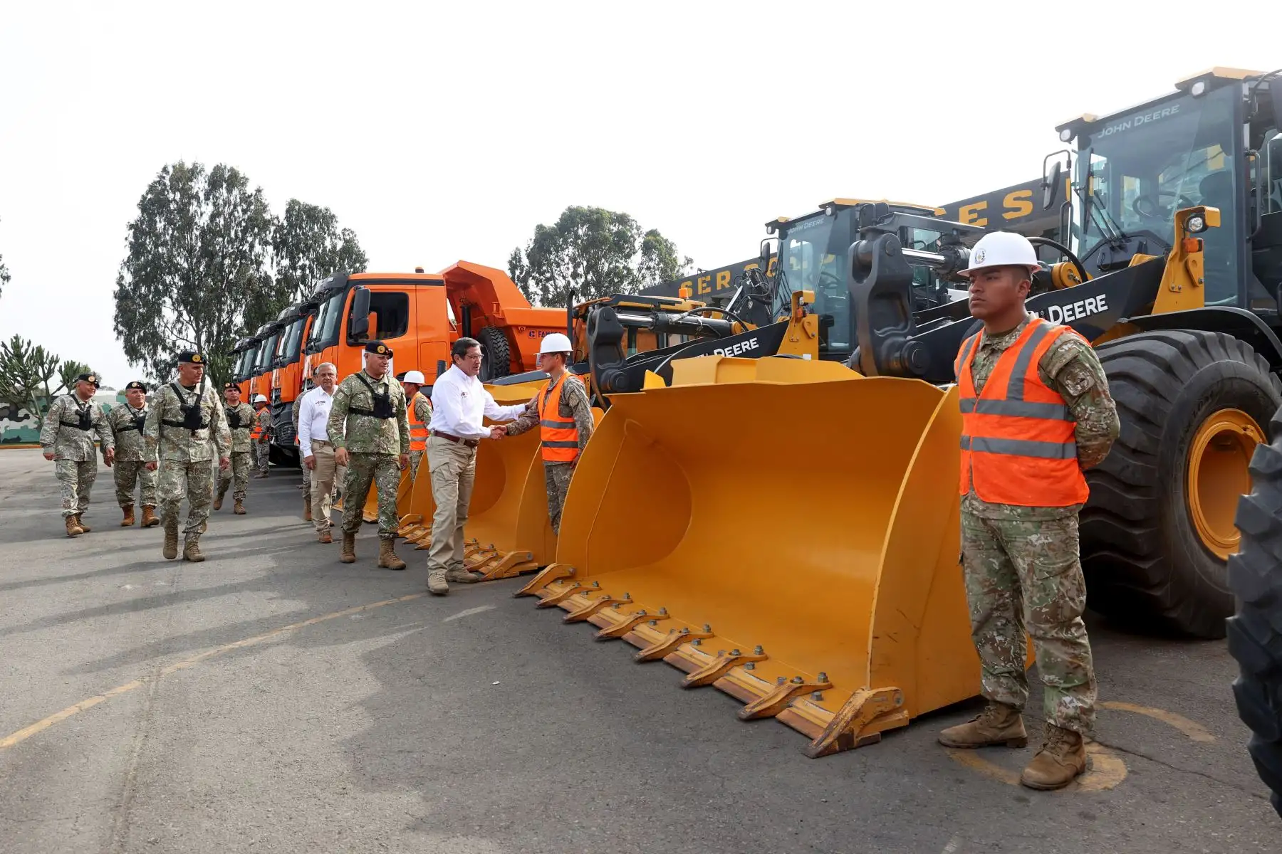 El ministro de Defensa, Jorge Luis Chavez Cresta, acompañado del Comandante General del Ejército, General del Ejército David Ojeda Parra, supervisó el despliegue de equipos mecánicos de ingeniería y vehículos del Batallón de Asuntos Civiles N° 4 (BAC N° 4) del Ejército del Perú hacia la región Ica, a fin de estar listos para ejecutar, de manera inmediata, las acciones de respuesta ante la ocurrencia de posibles desastres como consecuencia del fenómeno El Niño en los próximos meses.
Foto: ANDINA/MINDEF