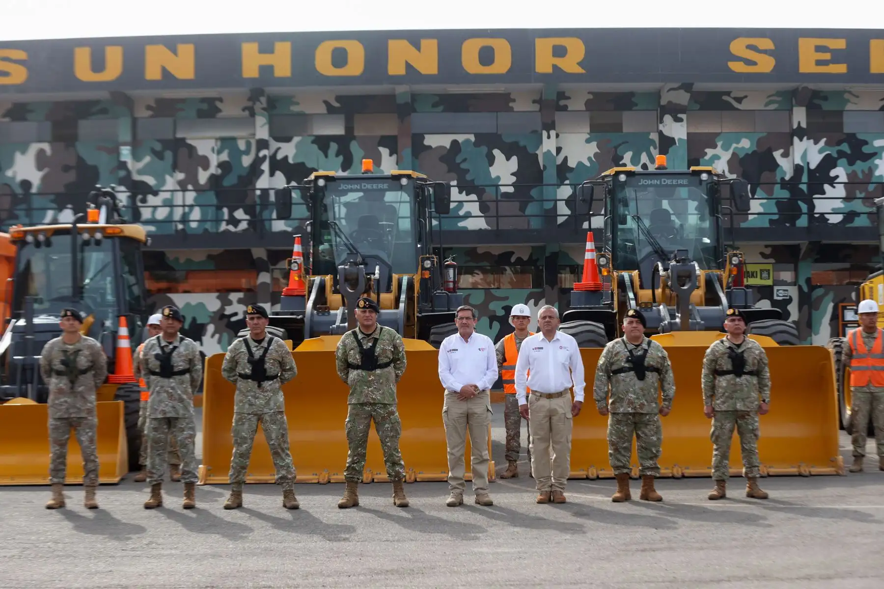 El ministro de Defensa, Jorge Luis Chavez Cresta, acompañado del Comandante General del Ejército, General del Ejército David Ojeda Parra, supervisó el despliegue de equipos mecánicos de ingeniería y vehículos del Batallón de Asuntos Civiles N° 4 (BAC N° 4) del Ejército del Perú hacia la región Ica, a fin de estar listos para ejecutar, de manera inmediata, las acciones de respuesta ante la ocurrencia de posibles desastres como consecuencia del fenómeno El Niño en los próximos meses.
Foto: ANDINA/MINDEF