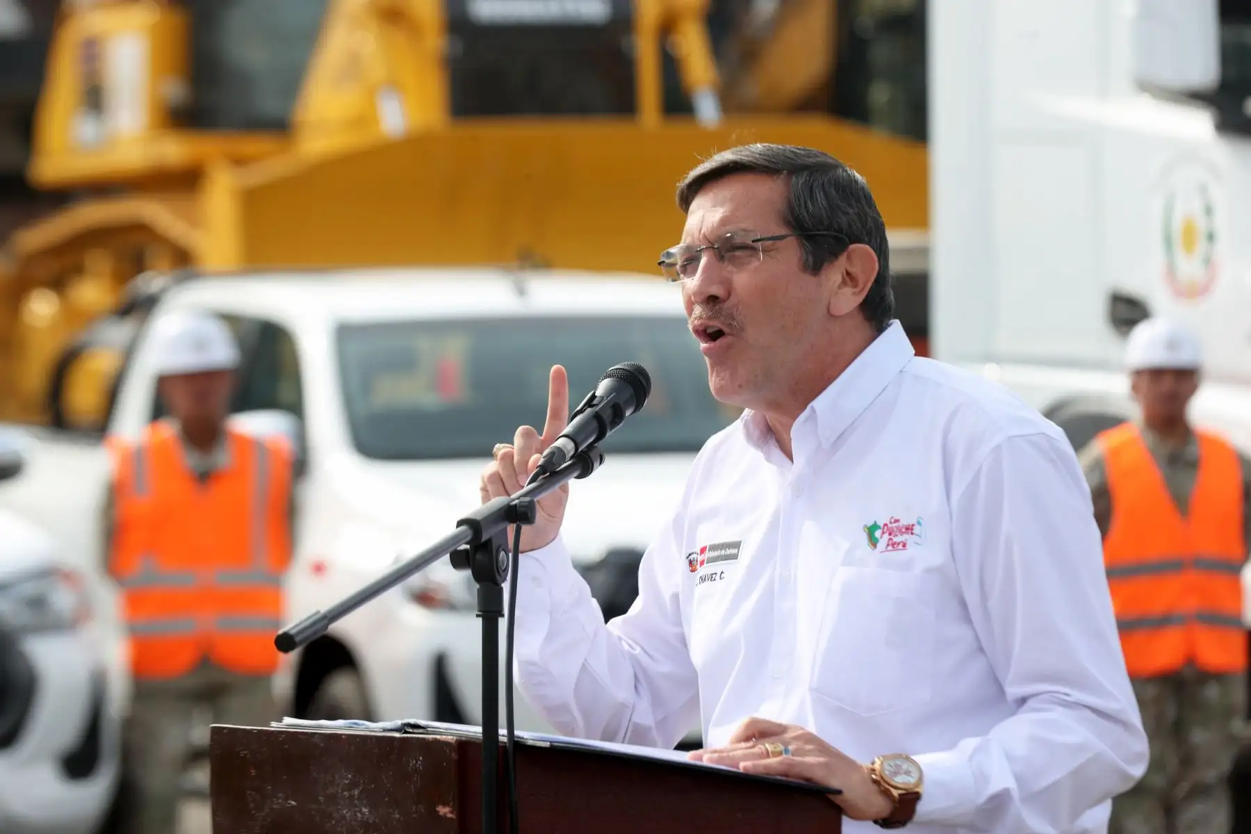 El ministro de Defensa, Jorge Luis Chavez Cresta, acompañado del Comandante General del Ejército, General del Ejército David Ojeda Parra, supervisó el despliegue de equipos mecánicos de ingeniería y vehículos del Batallón de Asuntos Civiles N° 4 (BAC N° 4) del Ejército del Perú hacia la región Ica, a fin de estar listos para ejecutar, de manera inmediata, las acciones de respuesta ante la ocurrencia de posibles desastres como consecuencia del fenómeno El Niño en los próximos meses.
Foto: ANDINA/MINDEF
