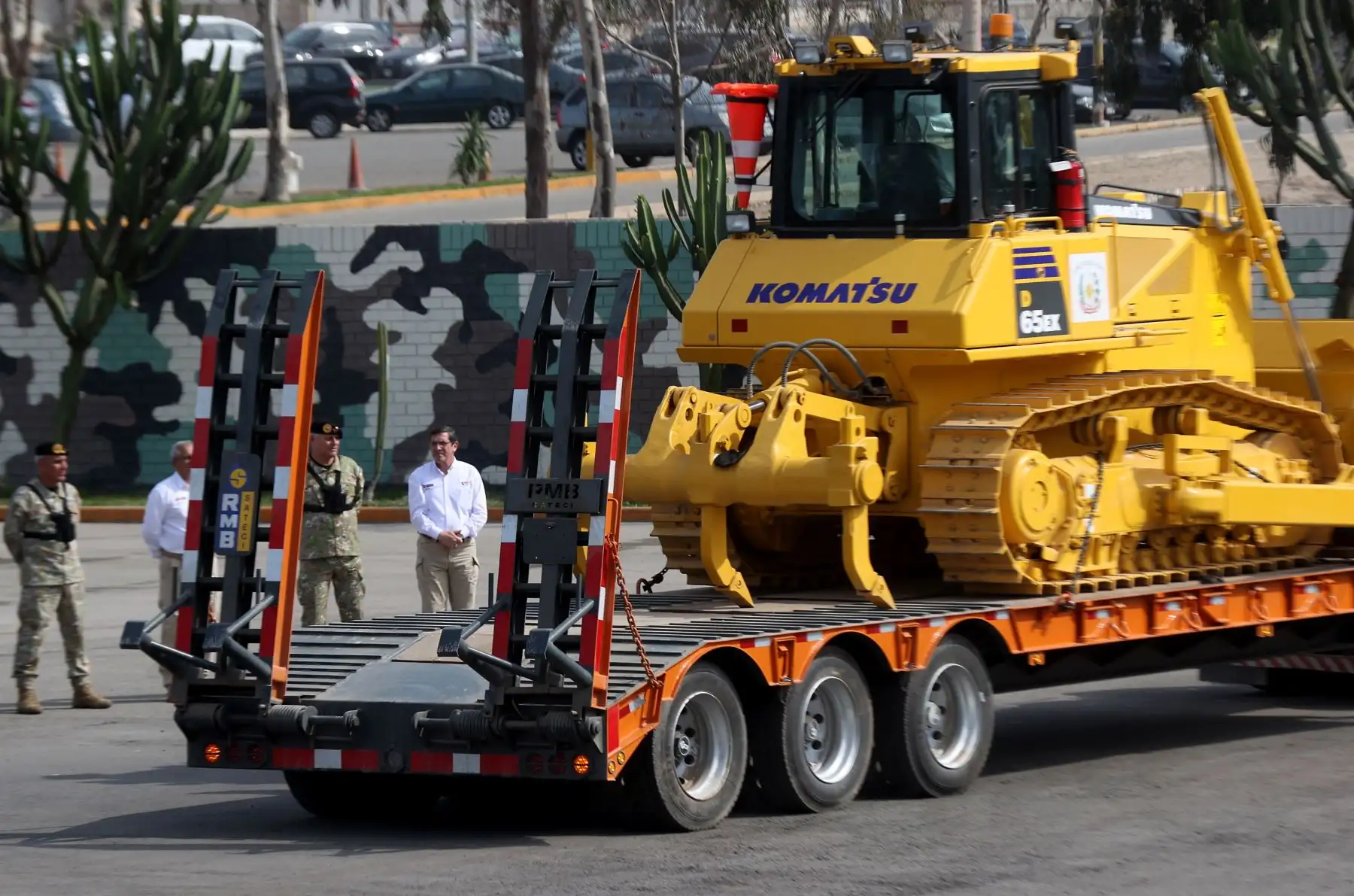 Entre los equipos mecánicos que serán desplazados se cuentan: una excavadora, un tractor a orugas, dos cargadores frontales, una motoniveladora y una retroexcavadora. También dos camiones tracto con cama baja, cuatro volquetes y dos camionetas. Estas unidades forman parte del lote recientemente adquirido por el Ejército del Perú.
Foto: ANDINA/MINDEF