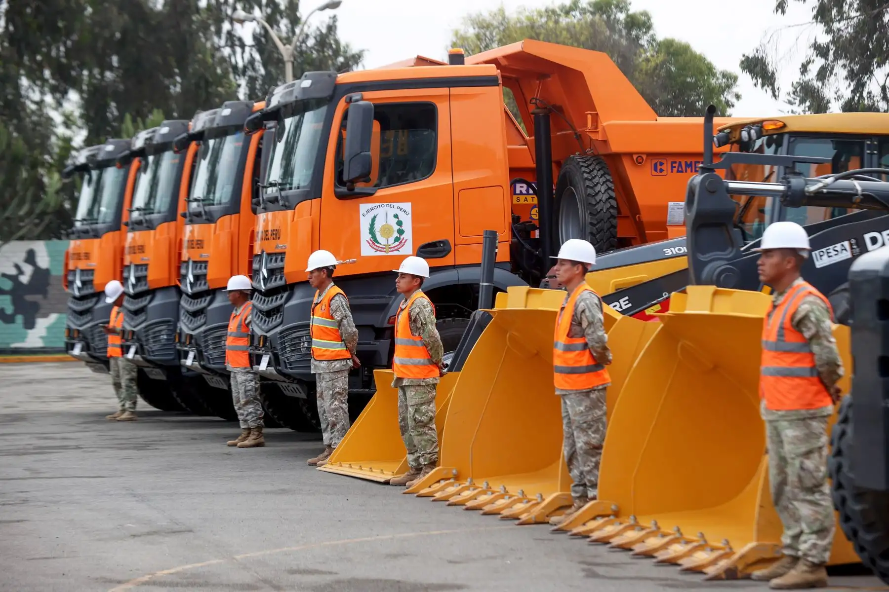 Entre los equipos mecánicos que serán desplazados se cuentan: una excavadora, un tractor a orugas, dos cargadores frontales, una motoniveladora y una retroexcavadora. También dos camiones tracto con cama baja, cuatro volquetes y dos camionetas. Estas unidades forman parte del lote recientemente adquirido por el Ejército del Perú.
Foto: ANDINA/MINDEF