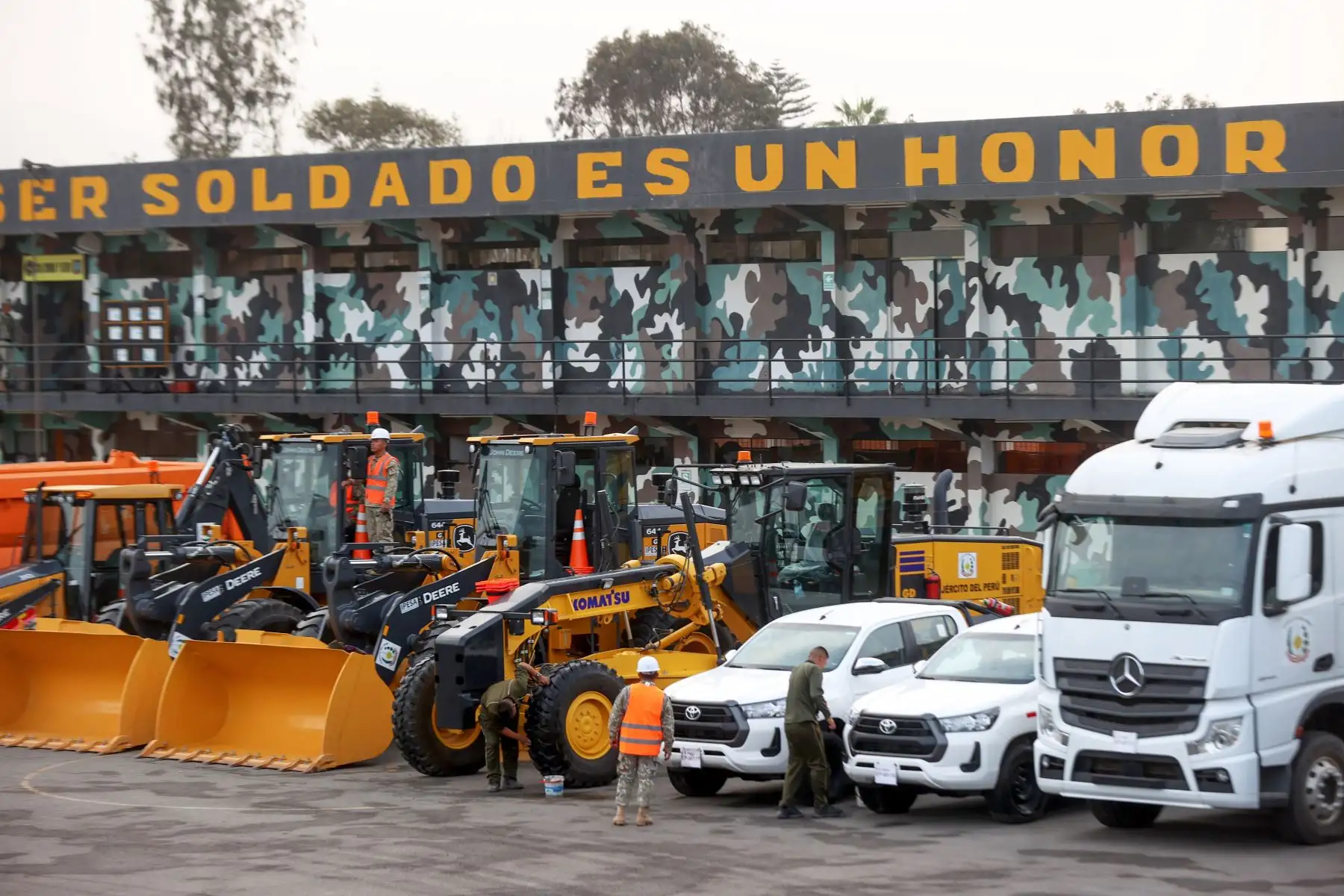 Entre los equipos mecánicos que serán desplazados se cuentan: una excavadora, un tractor a orugas, dos cargadores frontales, una motoniveladora y una retroexcavadora. También dos camiones tracto con cama baja, cuatro volquetes y dos camionetas. Estas unidades forman parte del lote recientemente adquirido por el Ejército del Perú.
Foto: ANDINA/MINDEF
