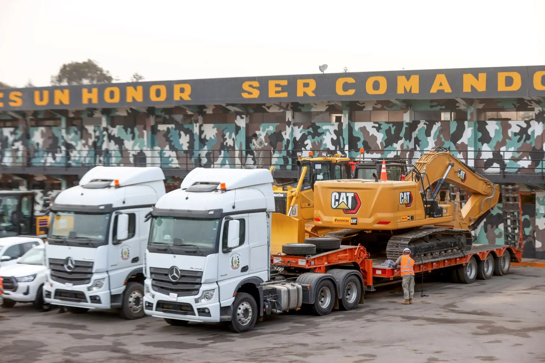 Entre los equipos mecánicos que serán desplazados se cuentan: una excavadora, un tractor a orugas, dos cargadores frontales, una motoniveladora y una retroexcavadora. También dos camiones tracto con cama baja, cuatro volquetes y dos camionetas. Estas unidades forman parte del lote recientemente adquirido por el Ejército del Perú.
Foto: ANDINA/MINDEF