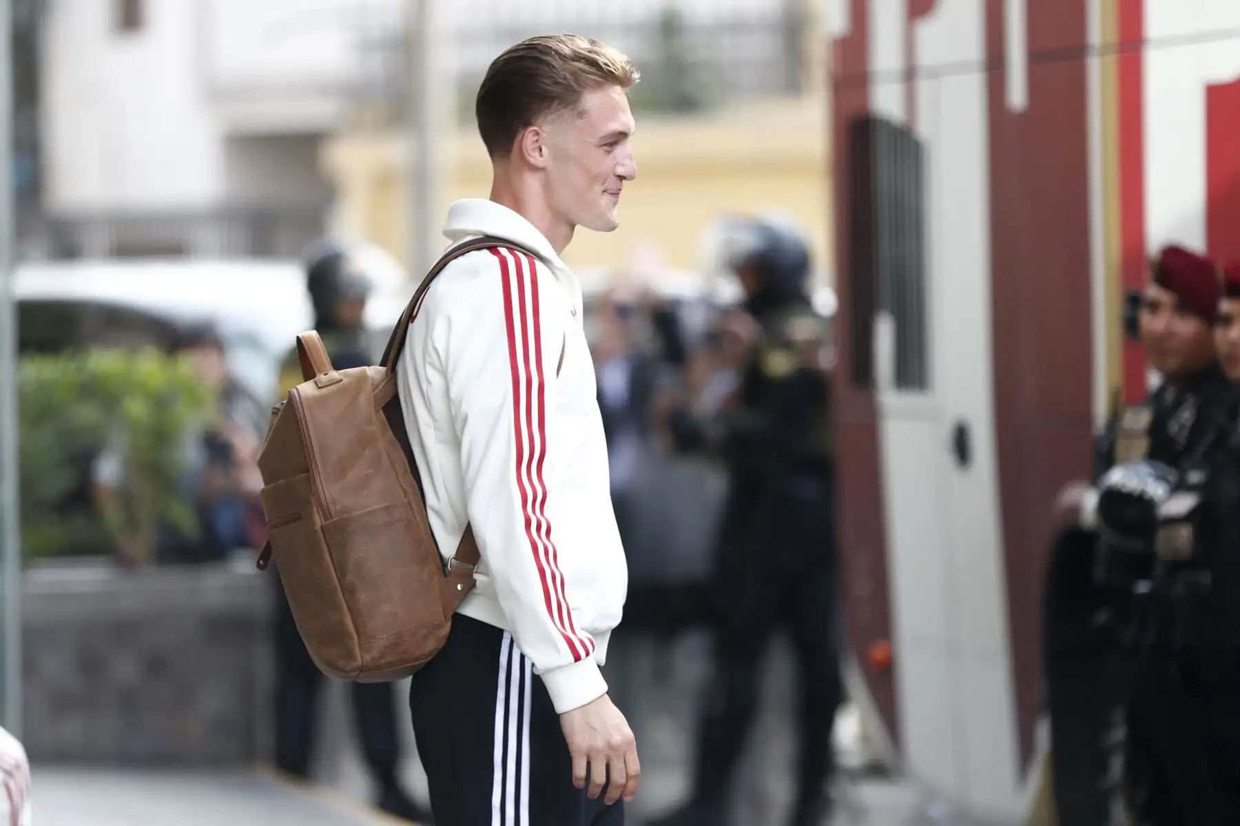El jugador de la Selección Peruana de Fútbol, Oliver Sonne, sale del hotel Hyatt Centric de San Isidro rumbo al Grupo Aéreo Nº 8 del Callao para viajar a Bolivia, donde se dará lugar el partido por las eliminatorias al Mundial 2026. Foto: ANDINA/Daniel Bracamonte