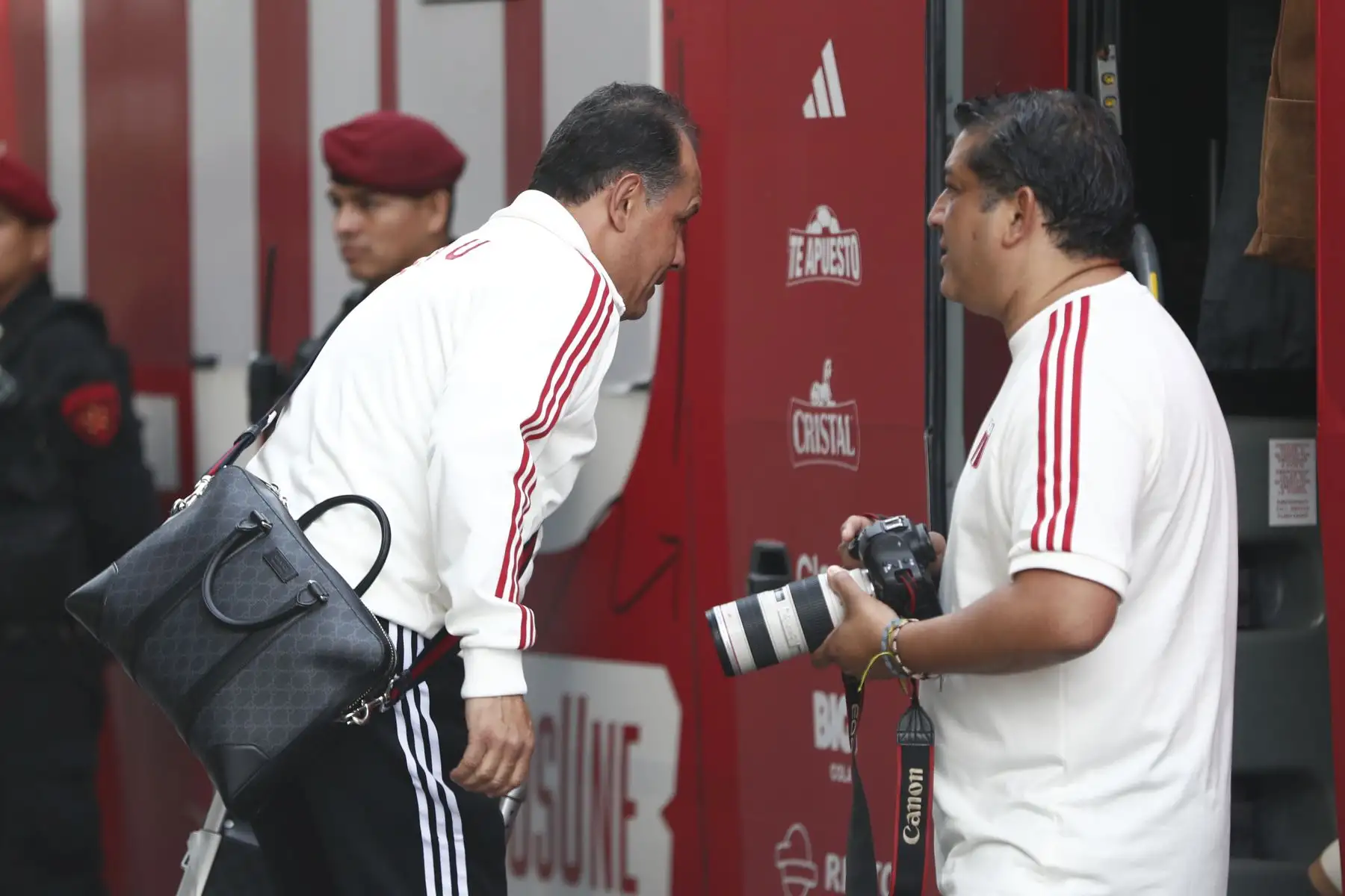 El director técnico de la Selección Peruana de Fútbol, Juan Reynoso, sale del hotel Hyatt Centric de San Isidro junto a los seleccionados rumbo al Grupo Aéreo Nº 8 del Callao para viajar a Bolivia, donde se dará lugar el partido por las eliminatorias al Mundial 2026. Foto: ANDINA/Daniel Bracamonte