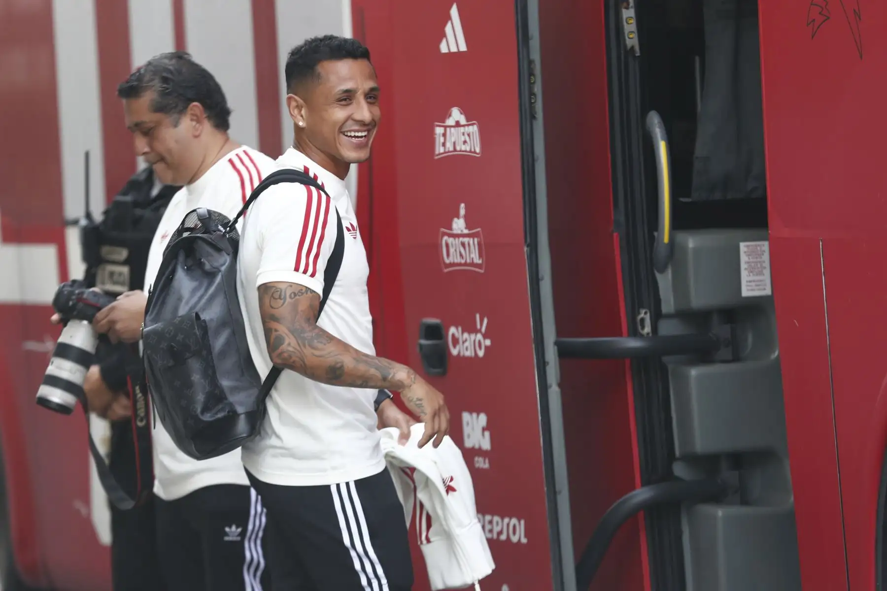 El jugador de la Selección Peruana de Fútbol, Yosimar Yotún, sale del hotel Hyatt Centric de San Isidro rumbo al Grupo Aéreo Nº 8 del Callao para viajar a Bolivia, donde se dará lugar el partido por las eliminatorias al Mundial 2026. Foto: ANDINA/Daniel Bracamonte