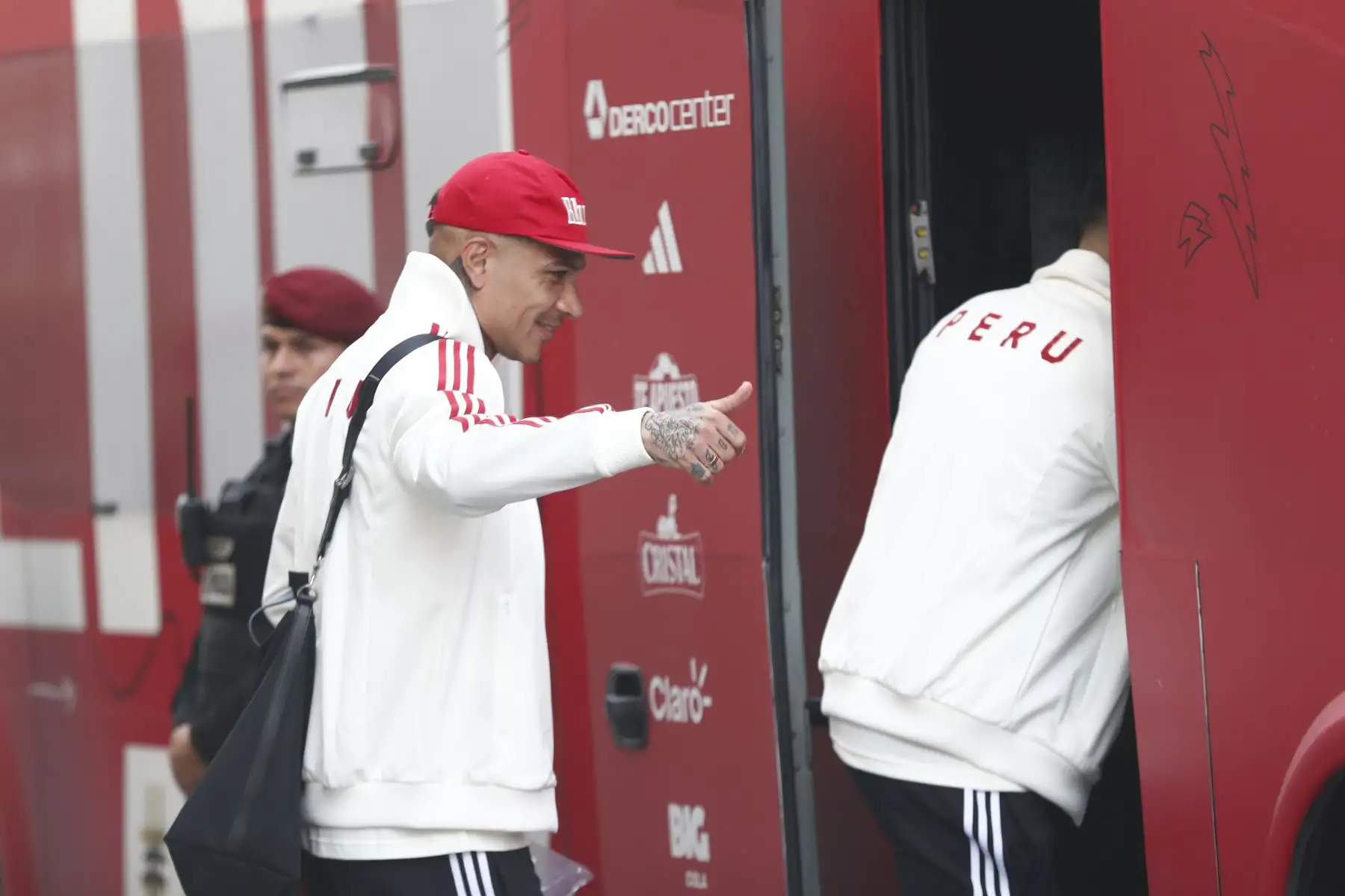 El jugador de la Selección Peruana de Fútbol, Paolo Guerrero, sale del hotel Hyatt Centric de San Isidro rumbo al Grupo Aéreo Nº 8 del Callao para viajar a Bolivia, donde se dará lugar el partido por las eliminatorias al Mundial 2026. Foto: ANDINA/Daniel Bracamonte