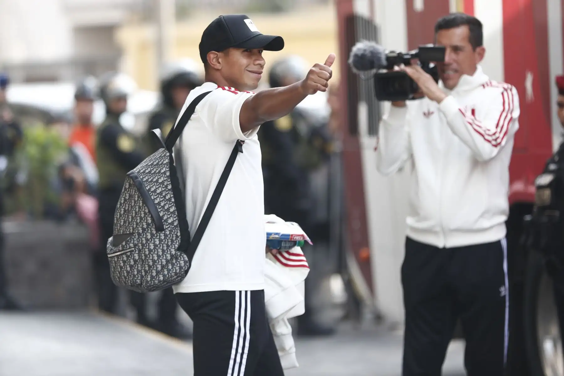 El jugador de la Selección Peruana de Fútbol, Edison Flores, sale del hotel Hyatt Centric de San Isidro rumbo al Grupo Aéreo Nº 8 del Callao para viajar a Bolivia, donde se dará lugar el partido por las eliminatorias al Mundial 2026. Foto: ANDINA/Daniel Bracamonte