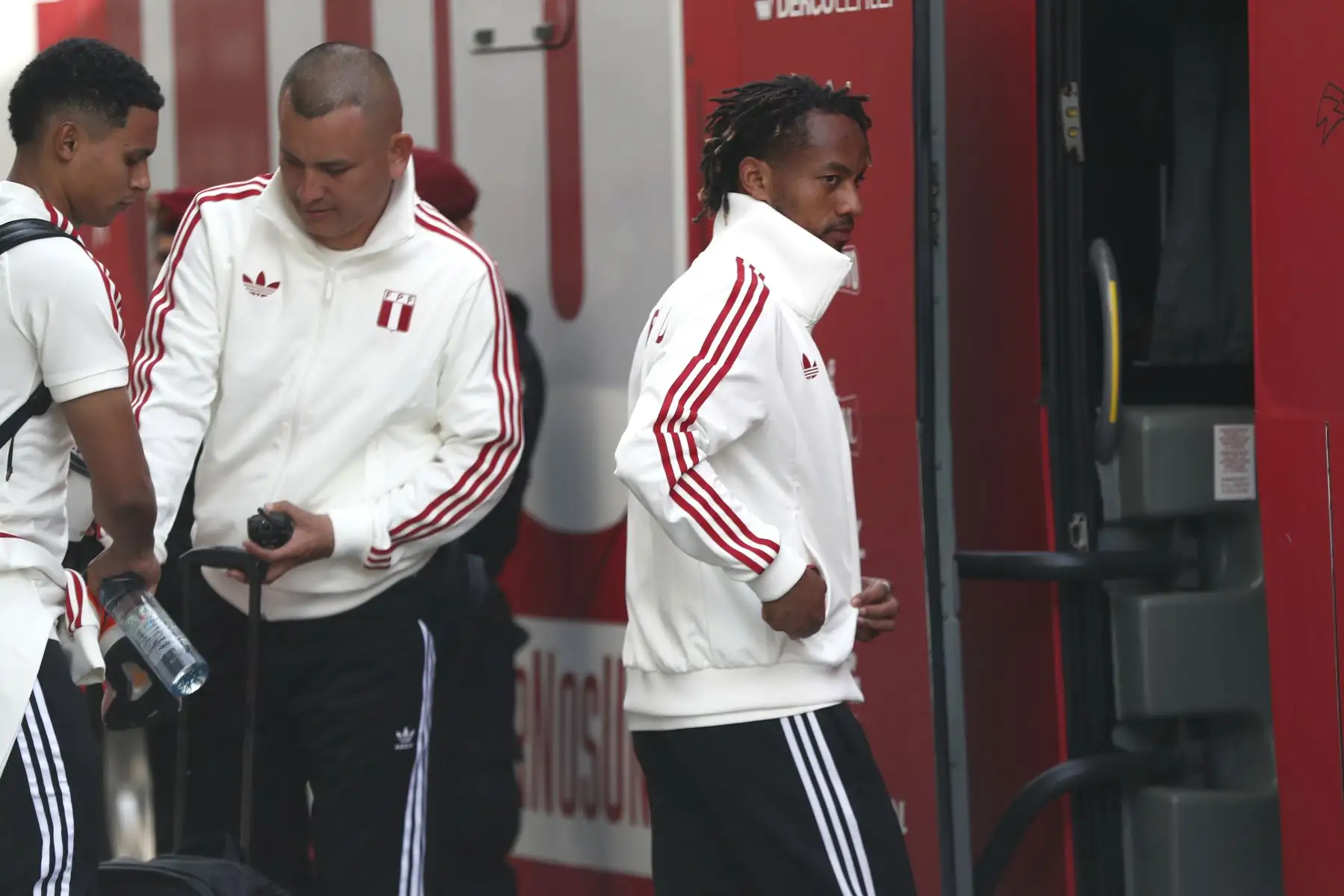 El jugador de la Selección Peruana de Fútbol, André Carillo, sale del hotel Hyatt Centric de San Isidro rumbo al Grupo Aéreo Nº 8 del Callao para viajar a Bolivia, donde se dará lugar el partido por las eliminatorias al Mundial 2026. Foto: ANDINA/Daniel Bracamonte