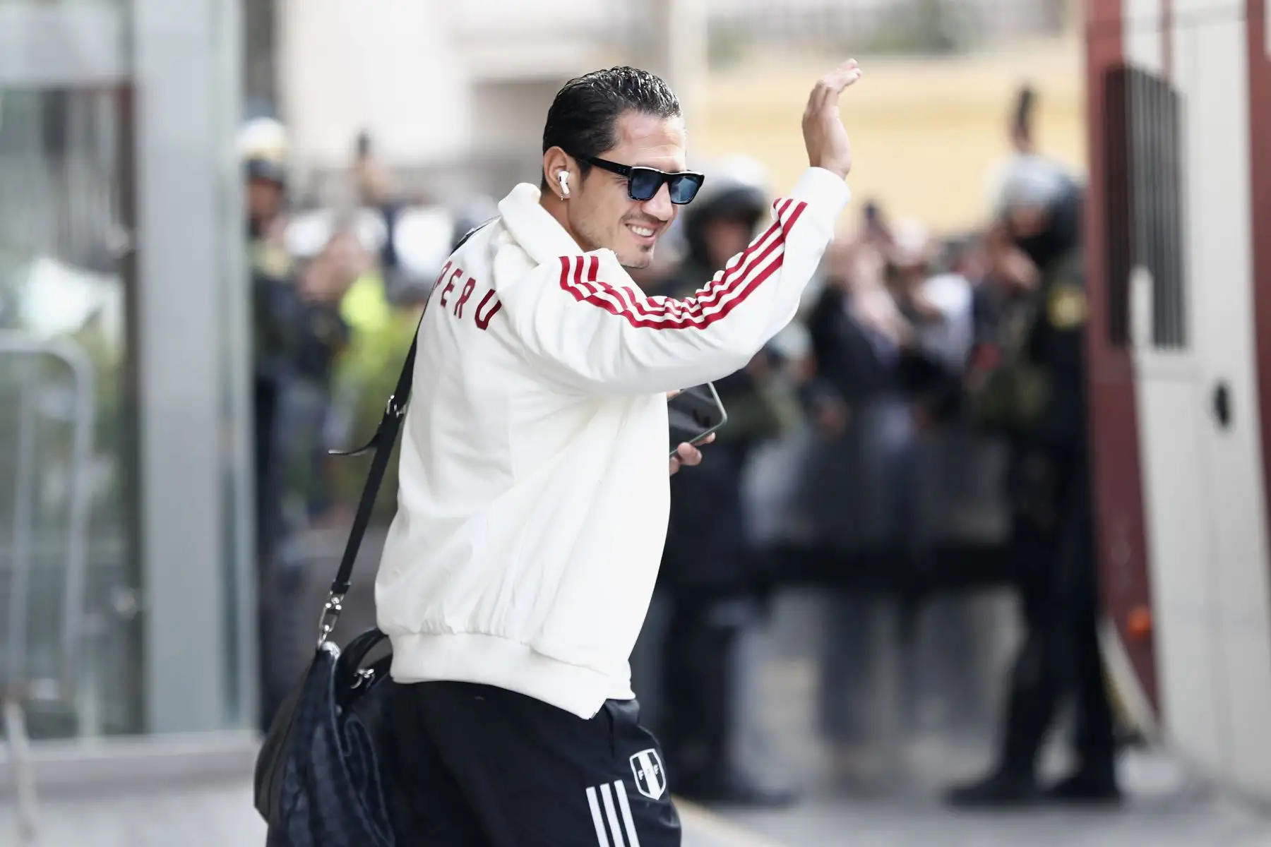 El jugador de la Selección Peruana de Fútbol, Gianluca Lapadula, sale del hotel Hyatt Centric de San Isidro rumbo al Grupo Aéreo Nº 8 del Callao para viajar a Bolivia, donde se dará lugar el partido por las eliminatorias al Mundial 2026.Foto: ANDINA/Daniel Bracamonte