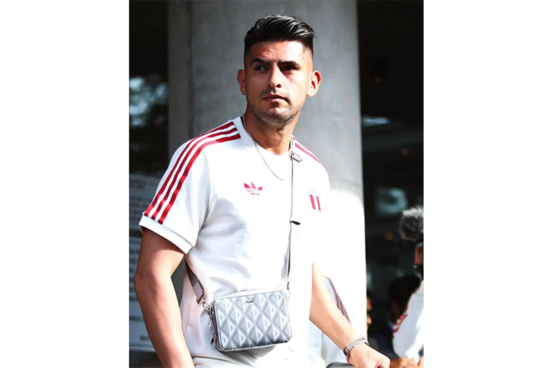 El jugador de la Selección Peruana de Fútbol, Carlos Zambrano, sale del hotel Hyatt Centric de San Isidro rumbo al Grupo Aéreo Nº 8 del Callao para viajar a Bolivia, donde se dará lugar el partido por las eliminatorias al Mundial 2026. Foto: FPF