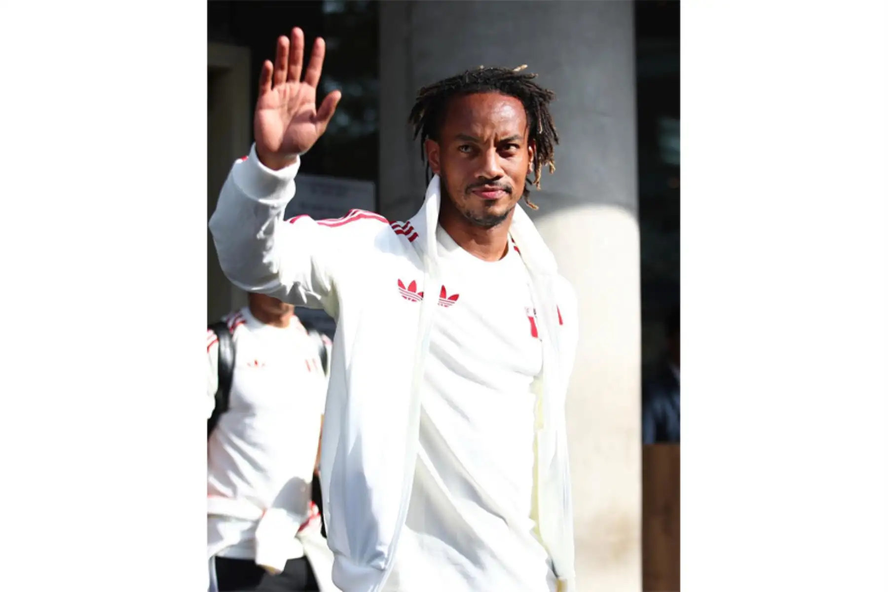 El jugador de la Selección Peruana de Fútbol, André Carillo, sale del hotel Hyatt Centric de San Isidro rumbo al Grupo Aéreo Nº 8 del Callao para viajar a Bolivia, donde se dará lugar el partido por las eliminatorias al Mundial 2026. Foto: FPF