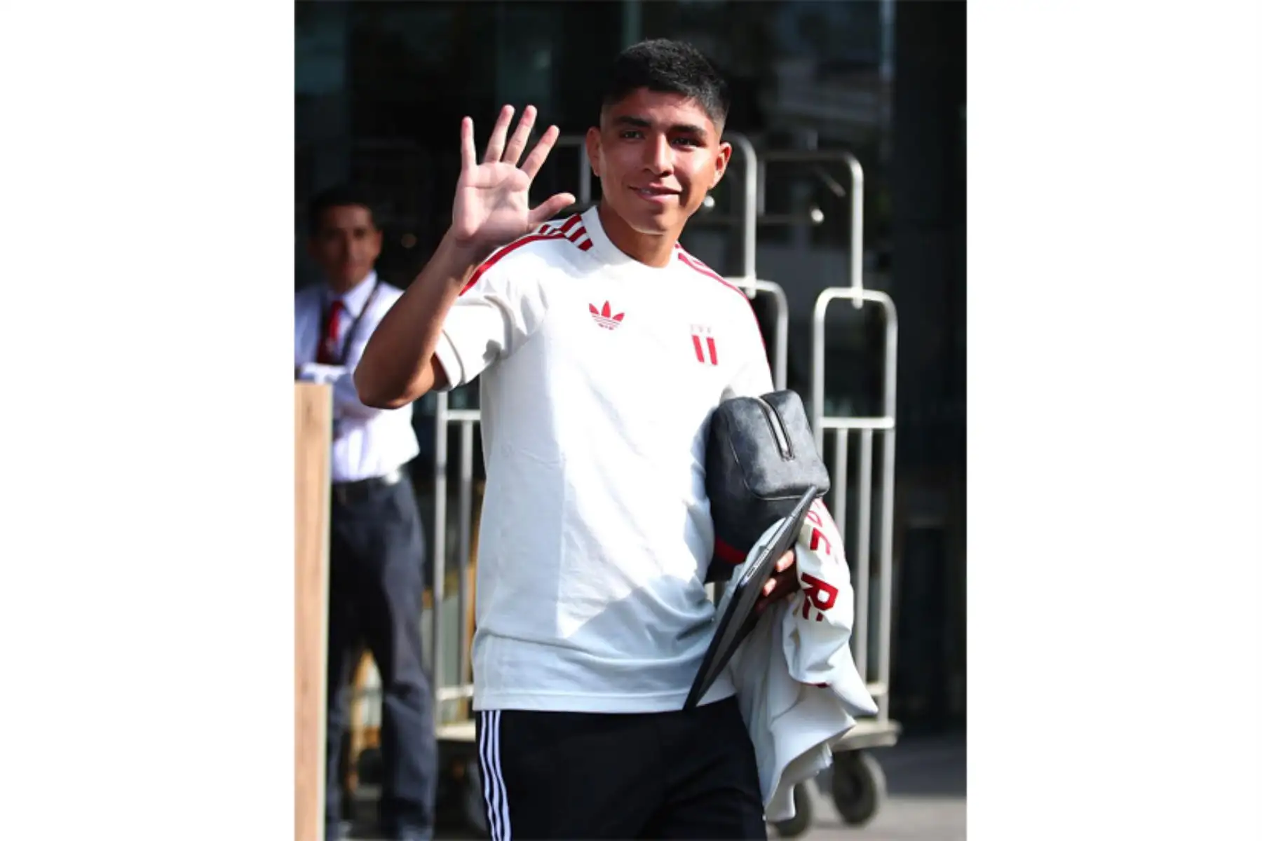 El jugador de la Selección Peruana de Fútbol, Piero Quispe, sale del hotel Hyatt Centric de San Isidro rumbo al Grupo Aéreo Nº 8 del Callao para viajar a Bolivia, donde se dará lugar el partido por las eliminatorias al Mundial 2026. Foto: FPF