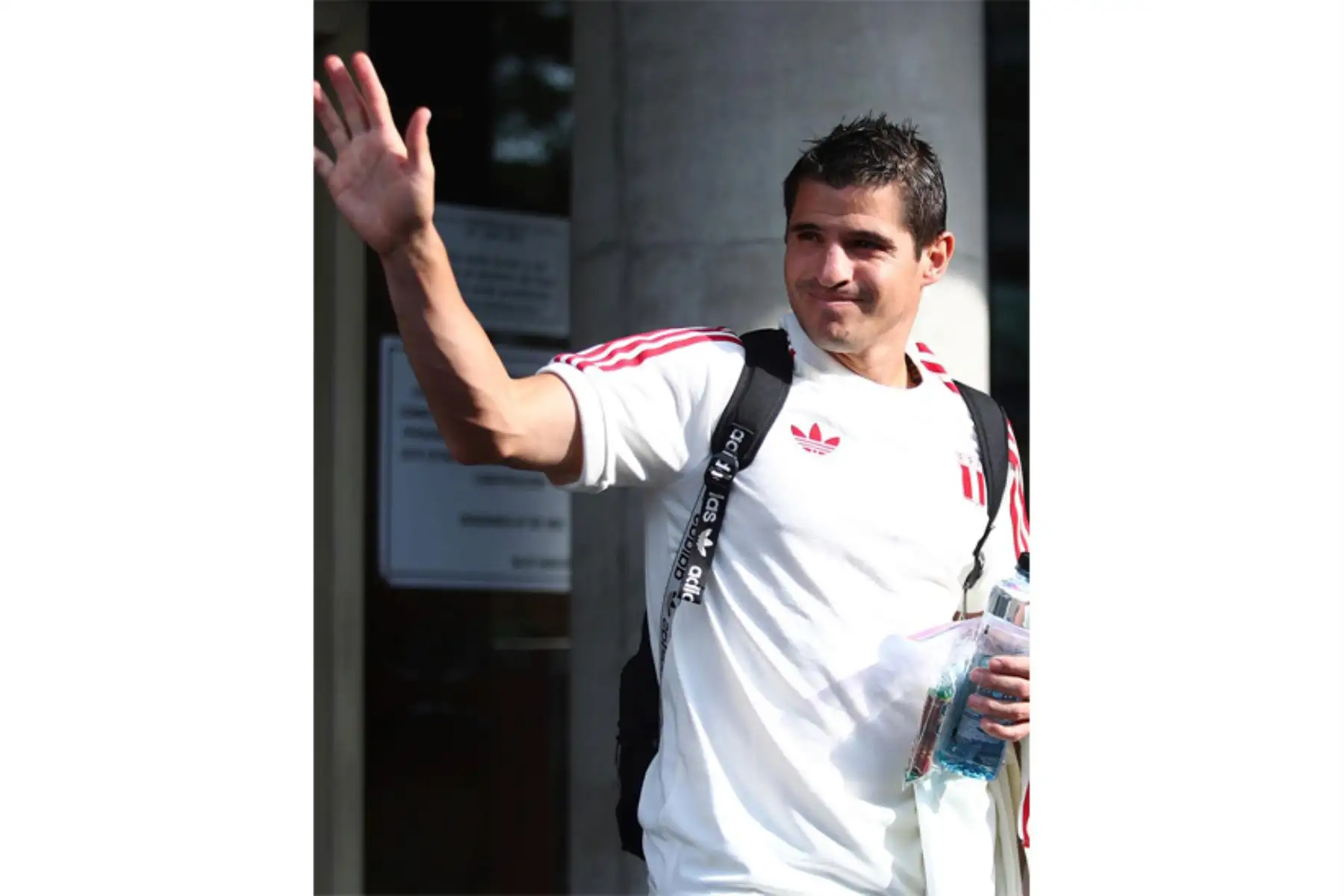 El jugador de la Selección Peruana de Fútbol, Aldo Corzo, sale del hotel Hyatt Centric de San Isidro rumbo al Grupo Aéreo Nº 8 del Callao para viajar a Bolivia, donde se dará lugar el partido por las eliminatorias al Mundial 2026. Foto: FPF