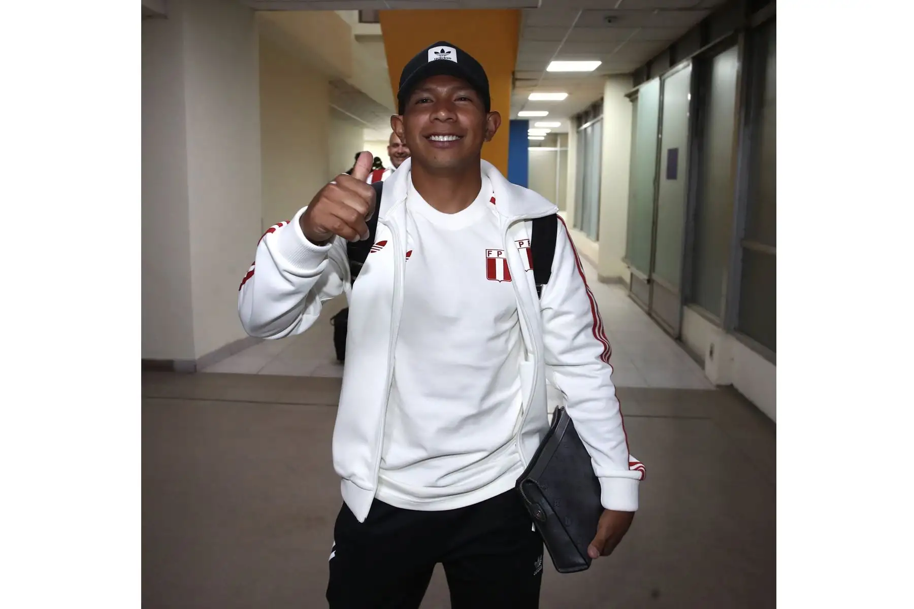 Edison Flores, junto con sus demás compañeros de la Selección Peruana de Fútbol, llegaron a La Paz, Bolivia, donde disputarán un partido por las eliminatorias al Mundial 2026. Foto: FPF