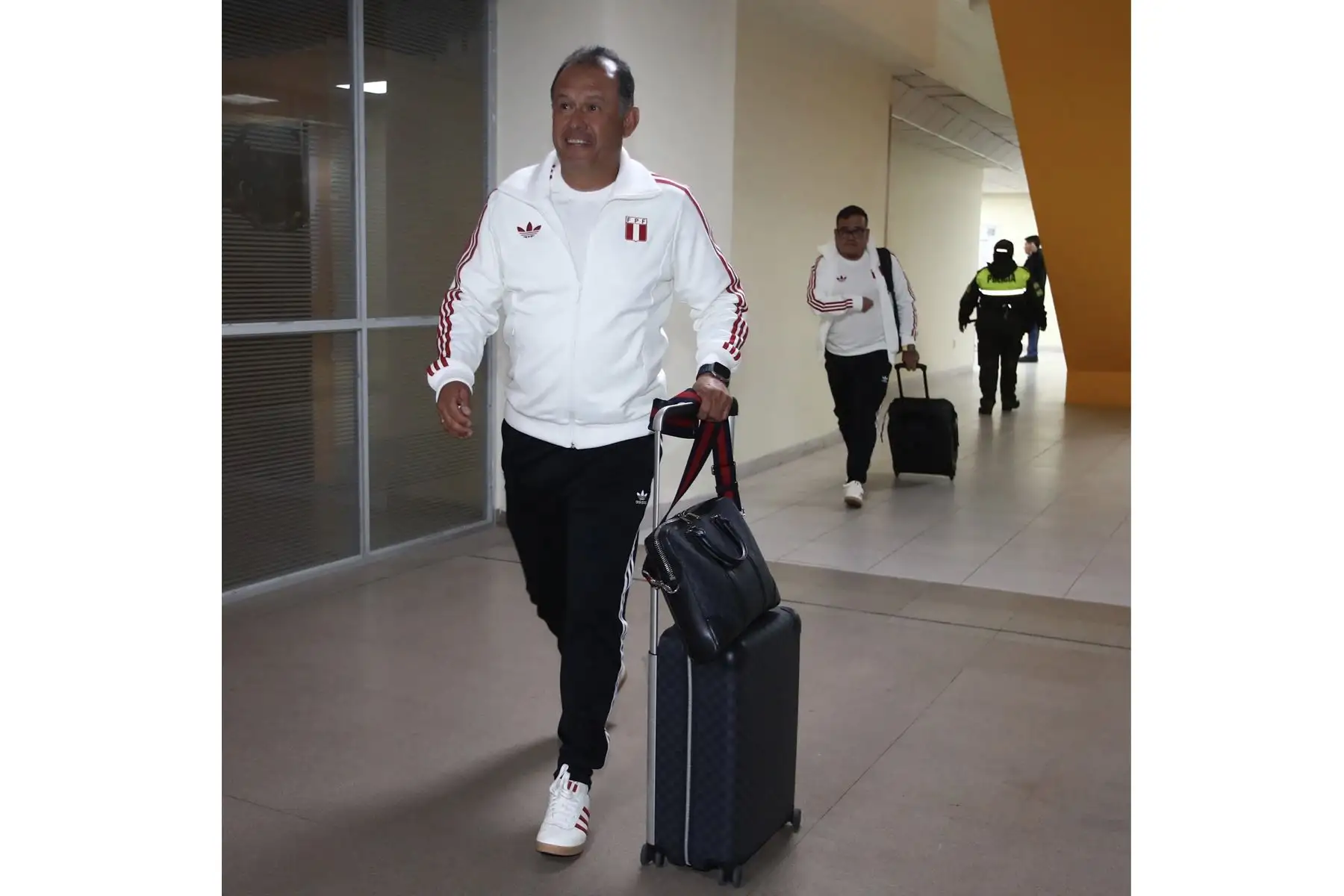 Juan Reynoso, director técnico de la Selección Peruana de Fútbol, llegó a La Paz, Bolivia, donde los seleccionados disputarán un partido por las eliminatorias al Mundial 2026. Foto: FPF