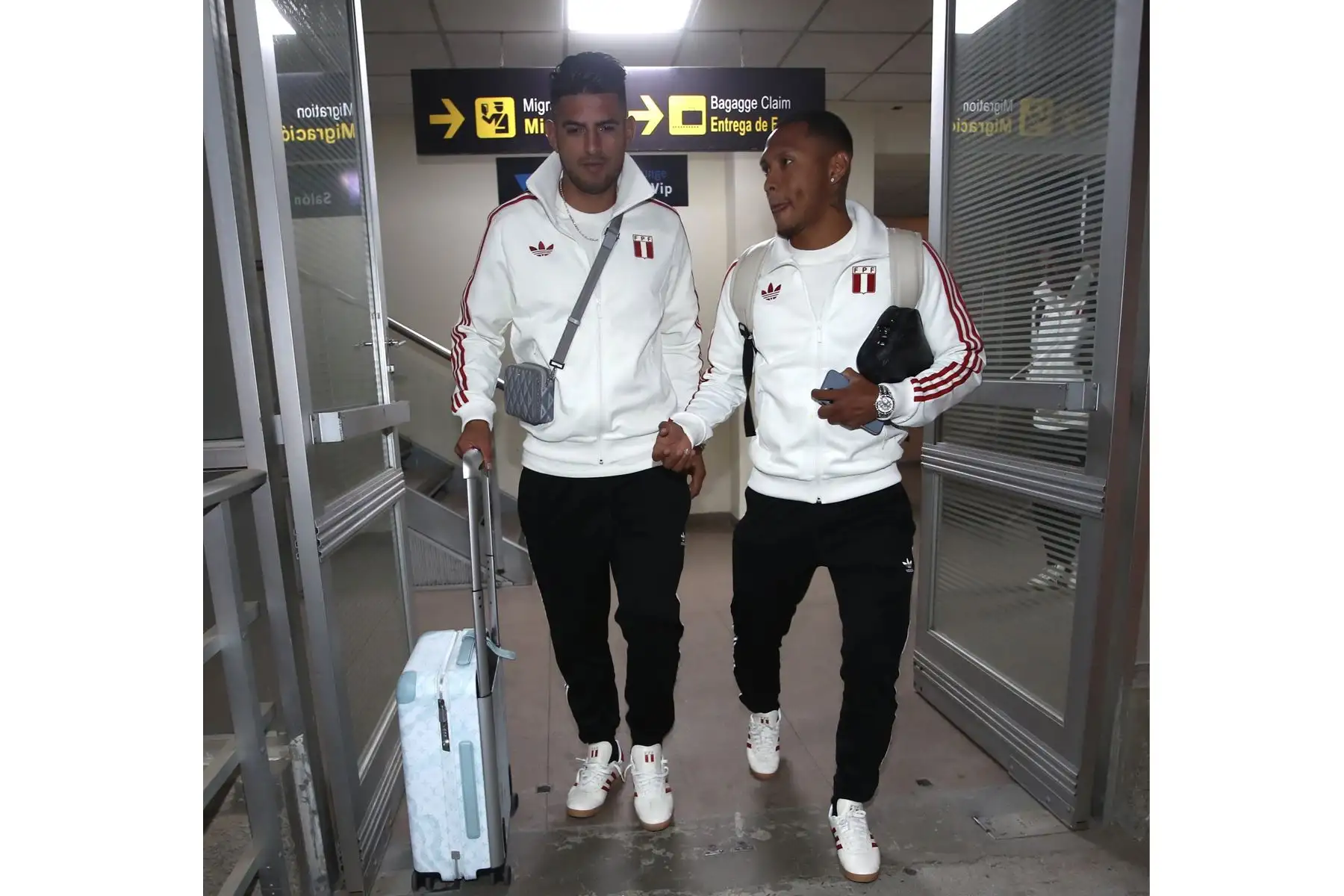 Carlos Zambrano, junto con sus demás compañeros de la Selección Peruana de Fútbol, llegaron a La Paz, Bolivia, donde disputarán un partido por las eliminatorias al Mundial 2026. Foto: FPF