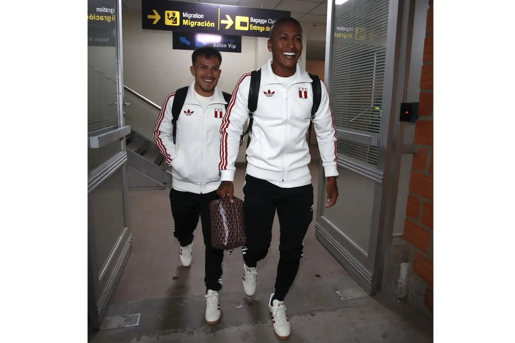 Pedro Aquino, junto con sus demás compañeros de la Selección Peruana de Fútbol, llegaron a La Paz, Bolivia, donde disputarán un partido por las eliminatorias al Mundial 2026. Foto: FPF