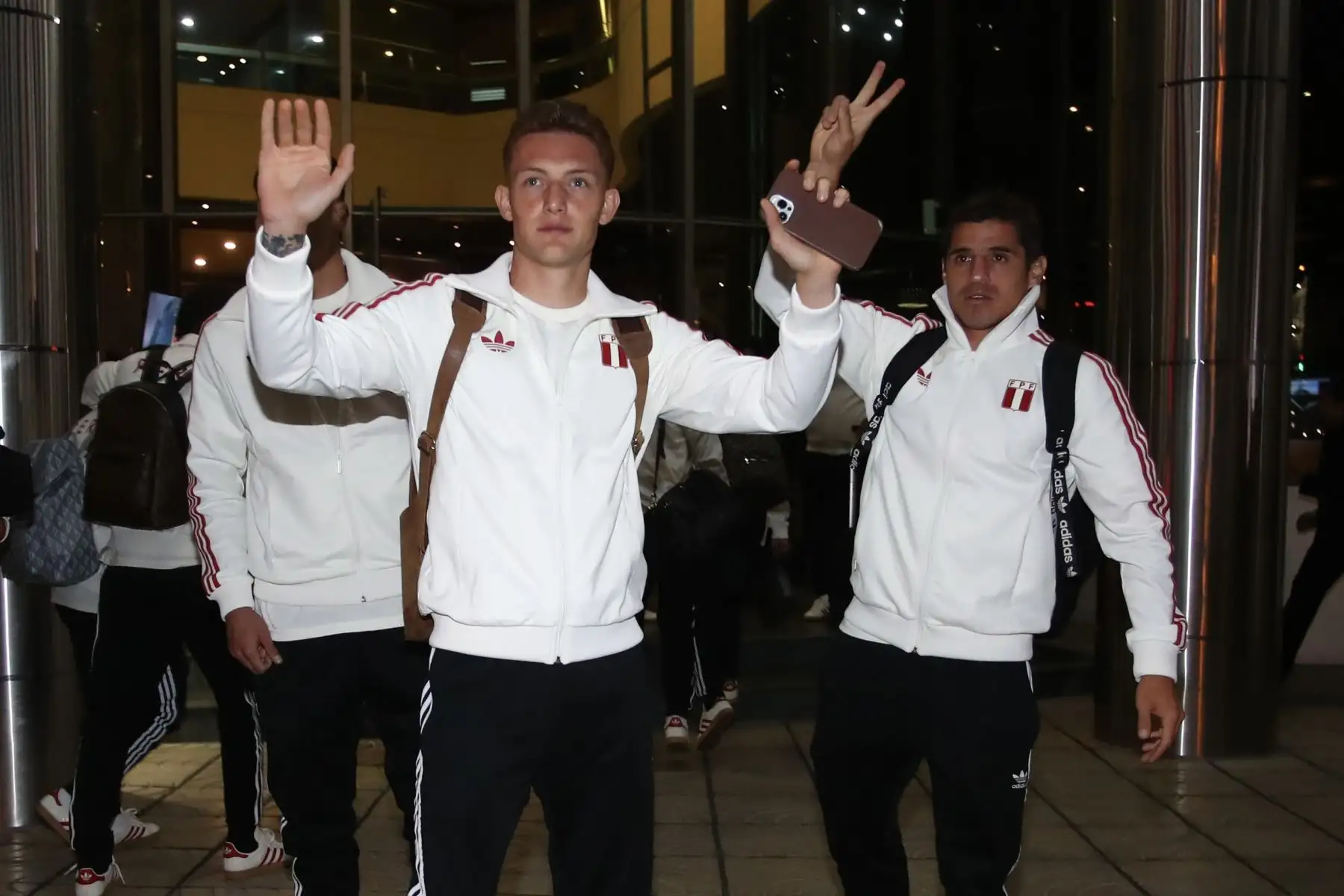 Oliver Sonne, junto con sus demás compañeros de la Selección Peruana de Fútbol, llegaron a La Paz, Bolivia, donde disputarán un partido por las eliminatorias al Mundial 2026. Foto: FPF