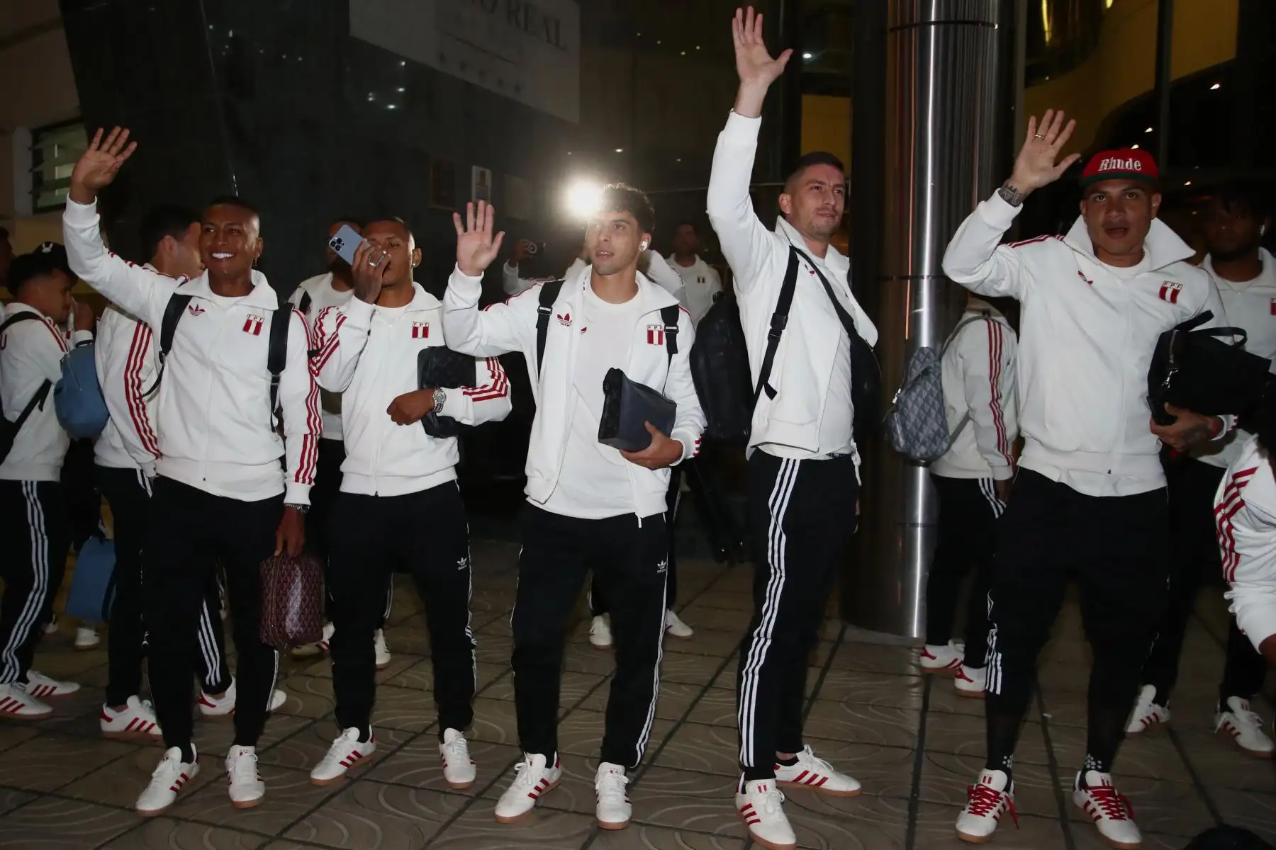 Paolo Guerrero y Pedro Aquino, junto con sus demás compañeros de la Selección Peruana de Fútbol, llegaron a La Paz, Bolivia, donde disputarán un partido por las eliminatorias al Mundial 2026. Foto: FPF