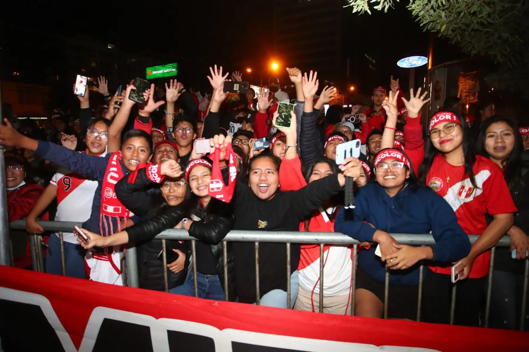 Hinchas Peruanos en Bolivia, acuden a recibir a la selección peruana  a su llega  a la Paz, donde disputarán un partido por las eliminatorias al Mundial 2026. Foto: FPF