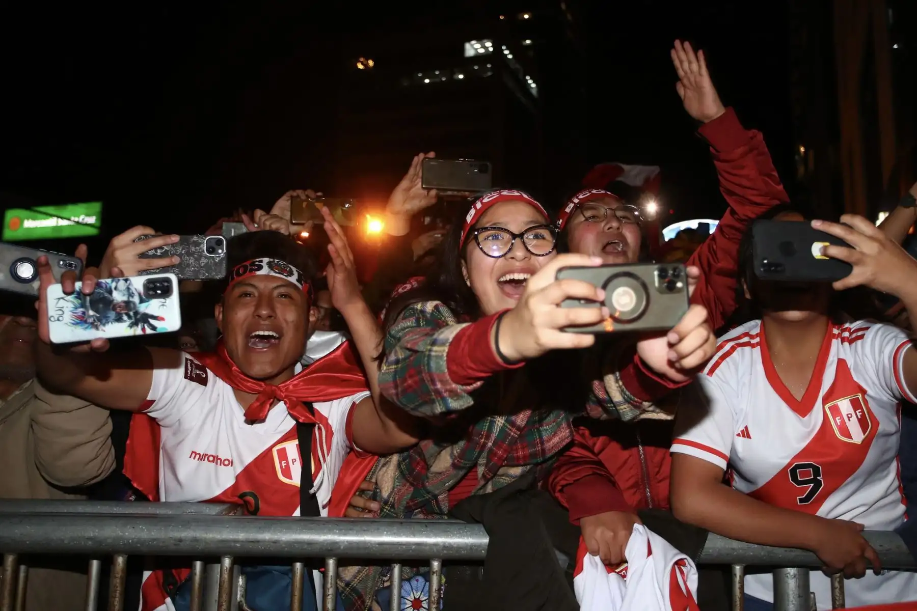 Hinchas Peruanos en Bolivia, acuden a recibir a la selección peruana  a su llega  a la Paz, donde disputarán un partido por las eliminatorias al Mundial 2026. Foto: FPF