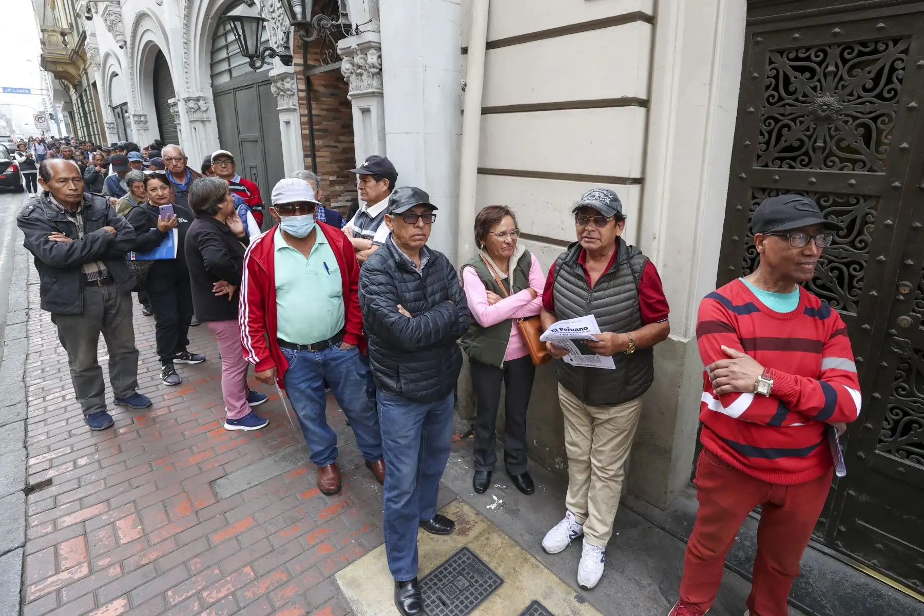 Cientos de fonavistas acuden a informarse sobre la devolución de aportes del Fonavi.
Foto: ANDINA/Juan Carlos Guzmán Negrini