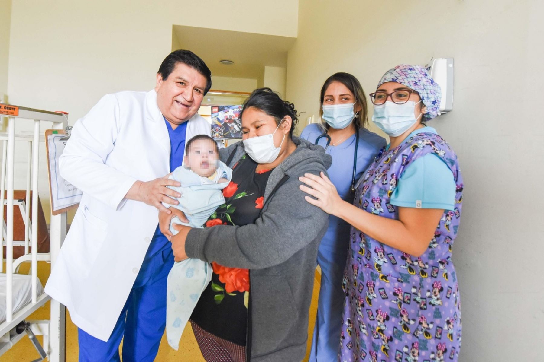 El pequeño de iniciales J.A.I.S. llegó al Instituto a los 16 días de nacido derivado del Hospital de Emergencias de Villa El Salvador, siendo ingresado a la Unidad de Cuidados Intensivos Neonatal debido a que su estado era delicado ya que el tumor se estaba expandiendo muy rápido y ya había invadido todo el lado derecho del cuello