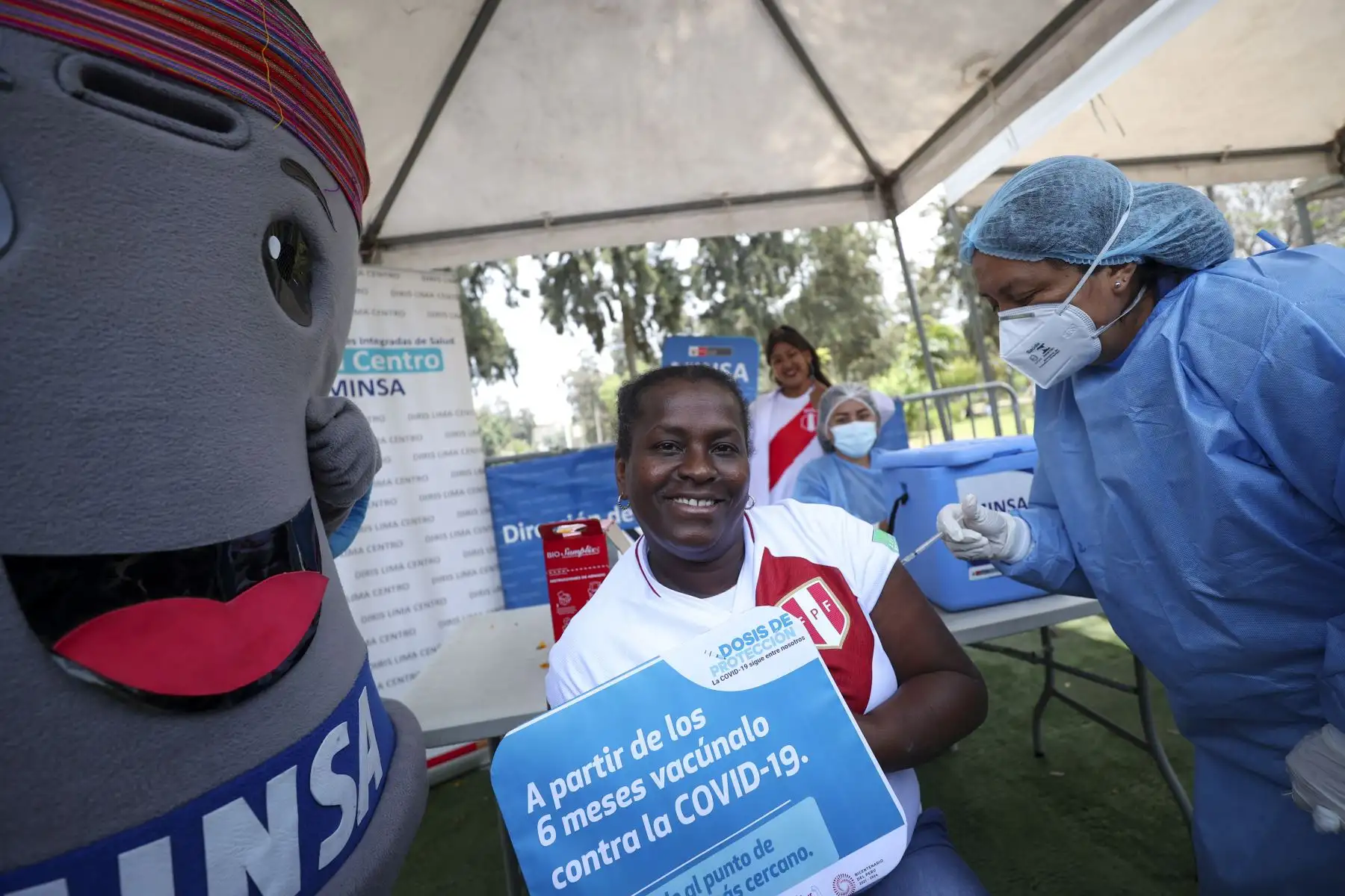 En el marco del partido entre Perú y Bolivia por las eliminatorias al Mundial 2026, madres de seleccionados se suman a campaña de vacunación contra la covid-19 organizada por el MINSA.

Foto:ANDNA/Juan Carlos Guzmán Negrini