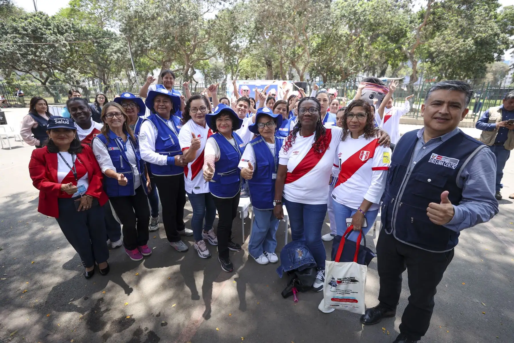 En el marco del partido entre Perú y Bolivia por las eliminatorias al Mundial 2026, madres de seleccionados se suman a campaña de vacunación contra la covid-19 organizada por el MINSA.

Foto:ANDNA/Juan Carlos Guzmán Negrini
