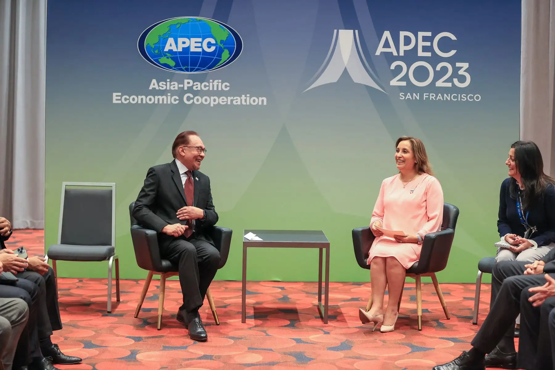 La presidenta Dina Boluarte y el primer ministro de Malasia, Anwar Ibrahim, sostuvieron una reunión bilateral en el marco de la APEC 2023. Foto: ANDINA/ Prensa Presidencia