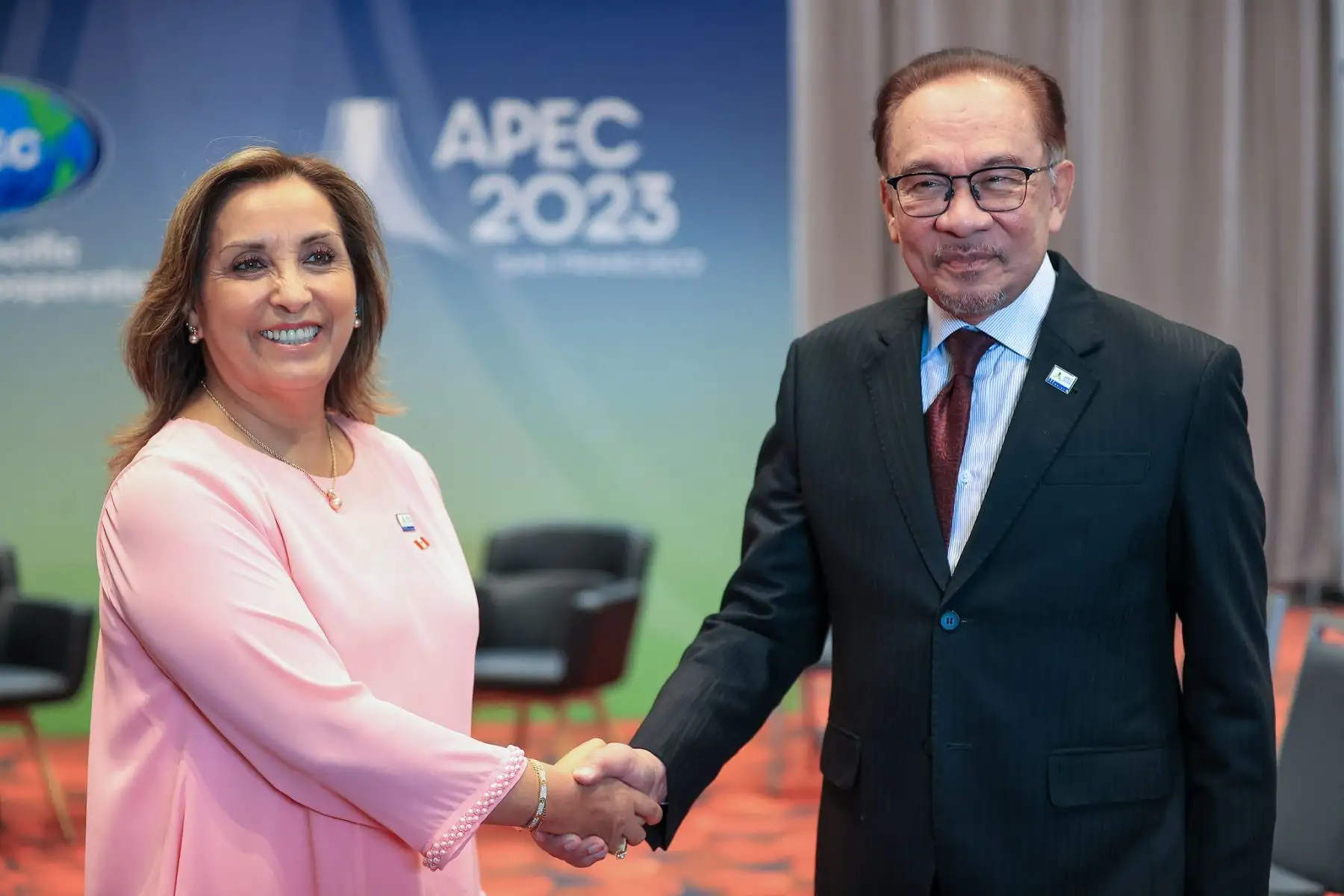 La presidenta Dina Boluarte y el primer ministro de Malasia, Anwar Ibrahim, sostuvieron una reunión bilateral en el marco de la APEC 2023. Foto: ANDINA/ Prensa Presidencia