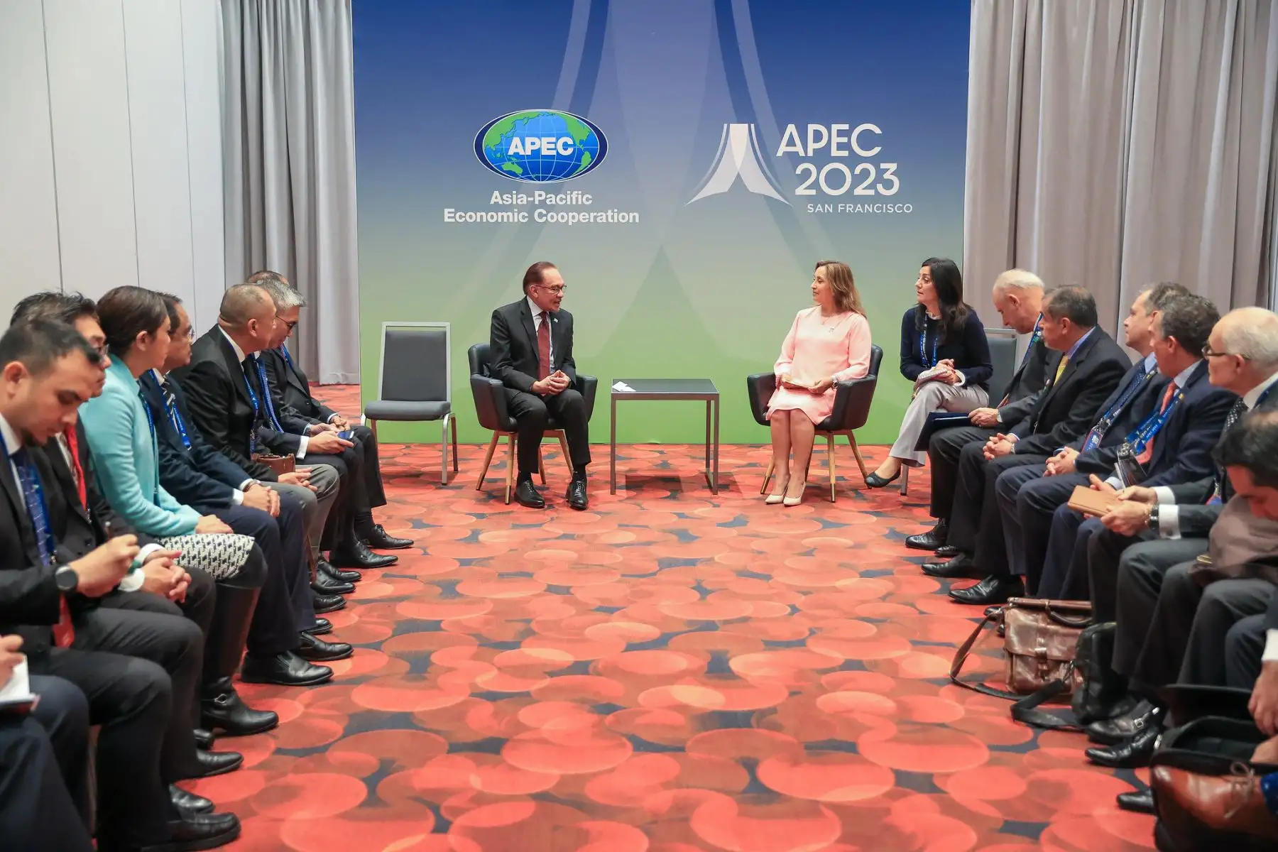 La presidenta Dina Boluarte y el primer ministro de Malasia, Anwar Ibrahim, sostuvieron una reunión bilateral en el marco de la APEC 2023. Foto: ANDINA/ Prensa Presidencia