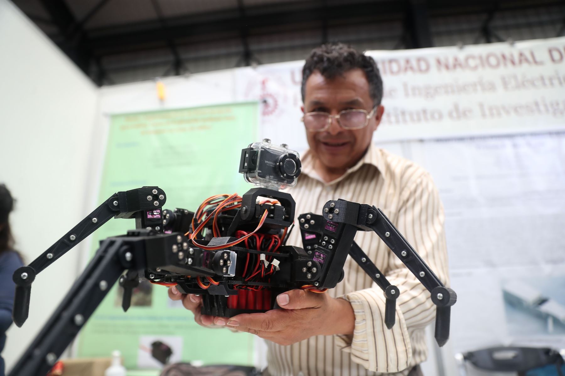 El robot hecho en Perú fue uno de los principales atractivos de la Expoferia Tecnológica UNICTEC - 2023. Foto:ANDINA/Ricardo Cuba