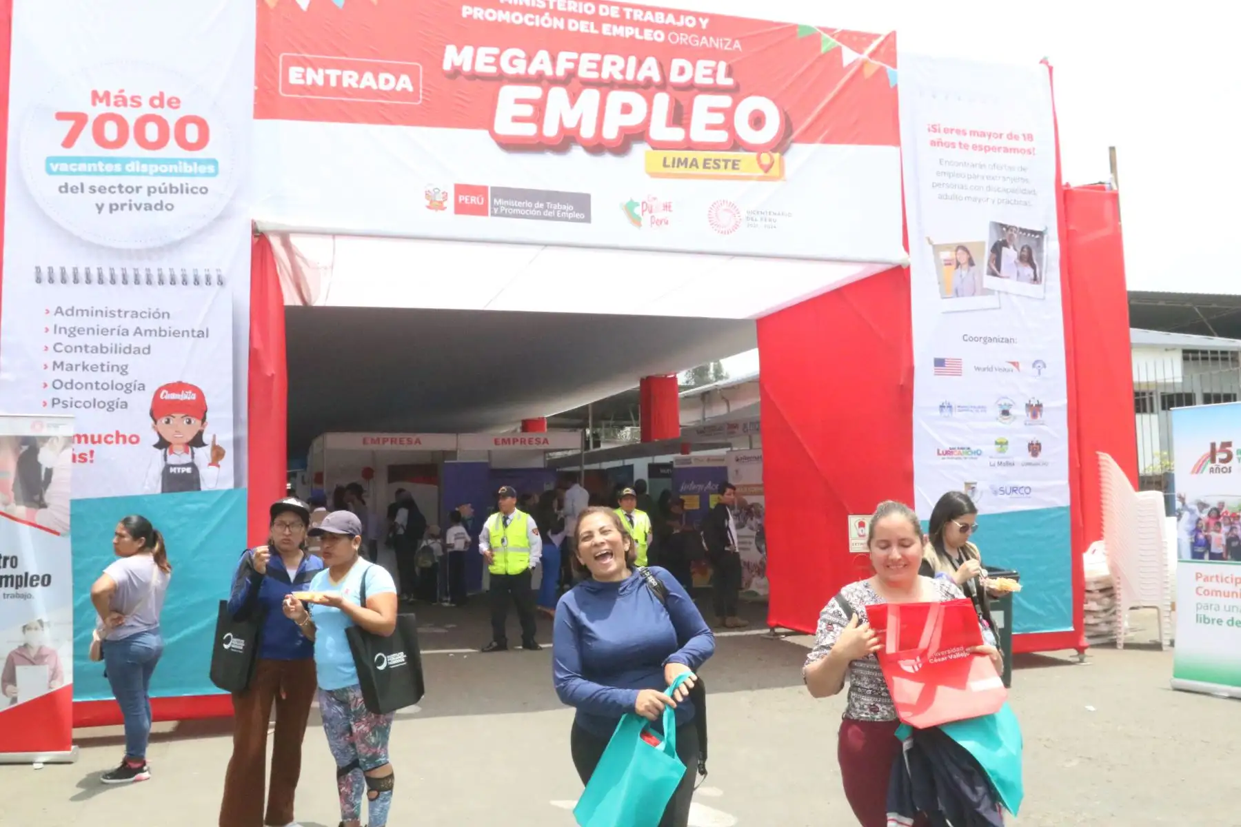 El ministro de Trabajo y Promoción del Empleo, Daniel Maurate, inauguró la Mega Feria del Empleo en San Juan de Lurigancho, donde se ofrecen más de 7 mil vacantes laborales. FOTO:ANDINA/Hector Vinces