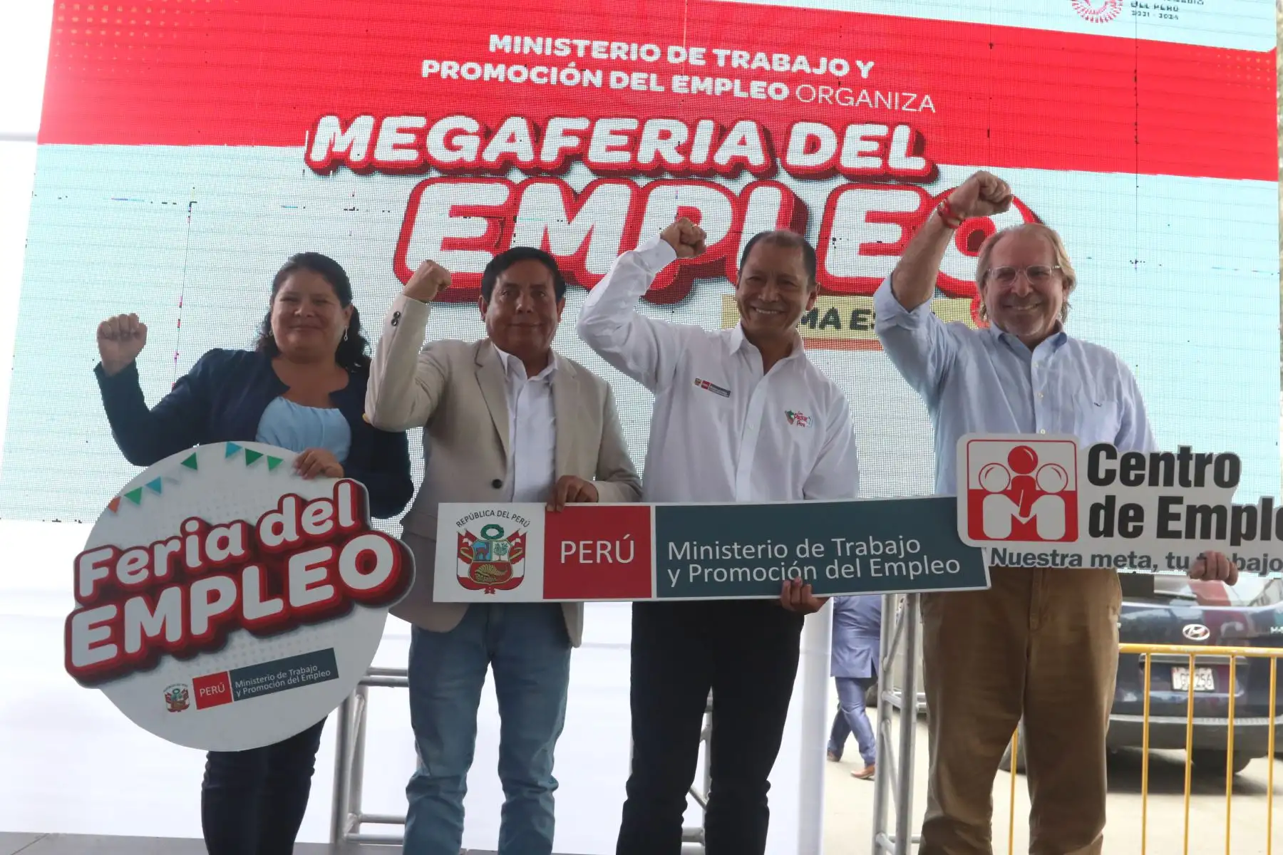 El ministro de Trabajo y Promoción del Empleo, Daniel Maurate, inauguró la Mega Feria del Empleo en San Juan de Lurigancho, donde se ofrecen más de 7 mil vacantes laborales. FOTO:ANDINA/Hector Vinces