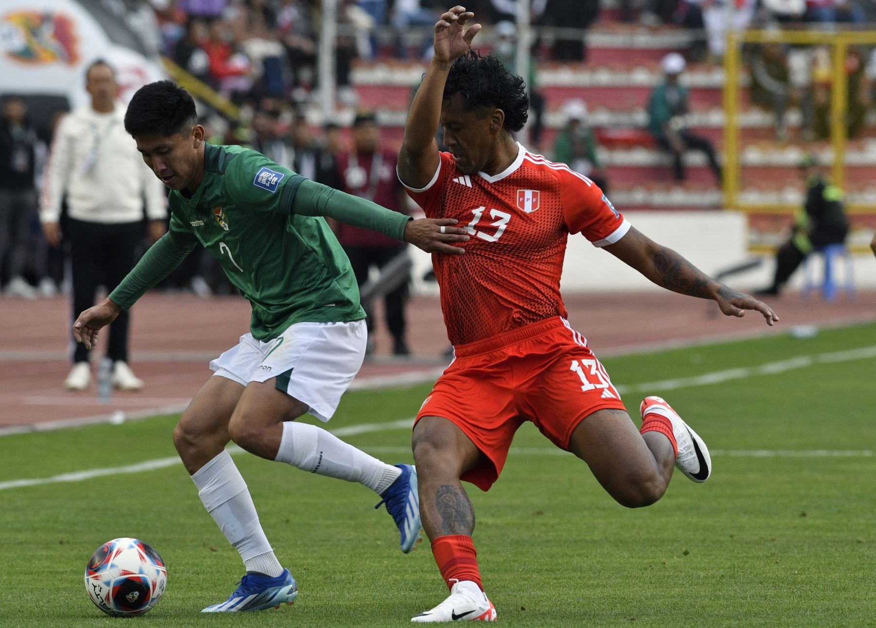 El delantero boliviano Miguel Terceros y el mediocampista peruano Renato Tapia luchan por el balón durante el partido de fútbol de clasificación sudamericano para la Copa Mundial de la FIFA 2026 entre Bolivia y Perú en el estadio Hernando Siles de La Paz el 16 de noviembre de 2023.
Foto: AFP