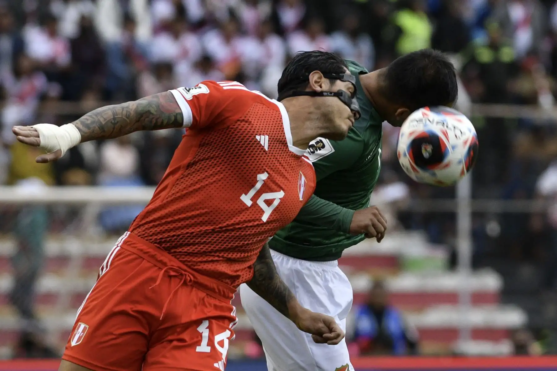 El delantero peruano Gianluca Lapadula y el mediocampista boliviano Leonel Justiniano luchan por el balón durante el partido de fútbol de clasificación sudamericano para la Copa Mundial de la FIFA 2026 entre Bolivia y Perú en el estadio Hernando Siles de La Paz el 16 de noviembre de 2023.
Foto: AFP