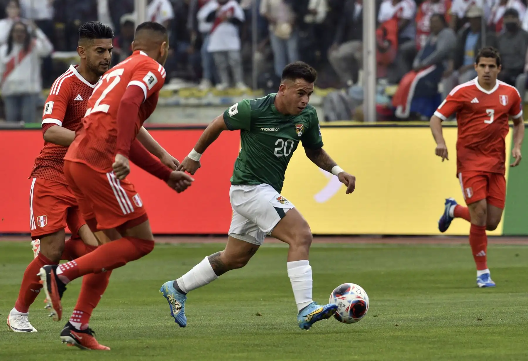 El mediocampista boliviano Henry Vaca controla el balón durante el partido de fútbol de clasificación sudamericano para la Copa Mundial de la FIFA 2026 entre Bolivia y Perú en el estadio Hernando Siles de La Paz el 16 de noviembre de 2023.
Foto: AFP