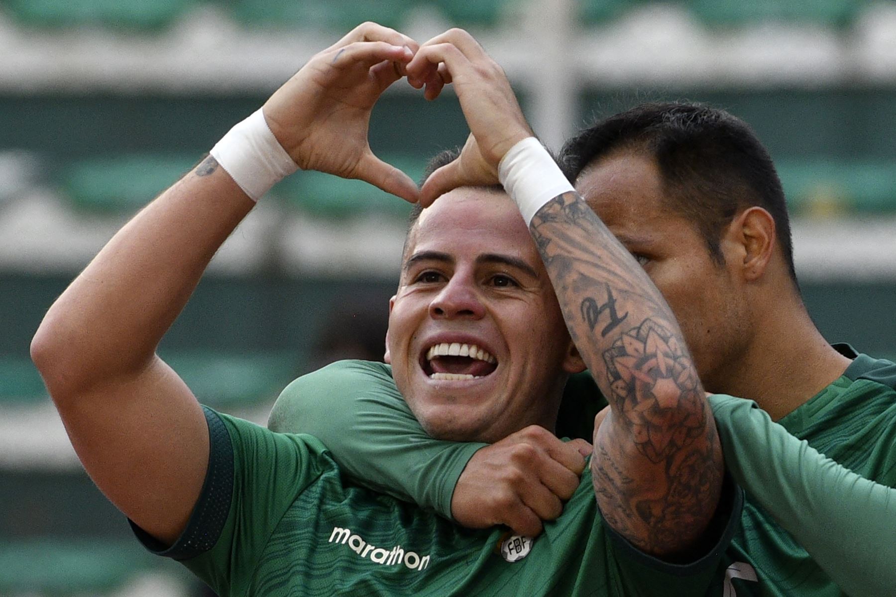 El mediocampista boliviano Henry Vaca celebra con el mediocampista boliviano Leonel Justiniano luego de anotar durante el partido de fútbol de las eliminatorias sudamericanas para la Copa Mundial de la FIFA 2026 entre Bolivia y Perú en el estadio Hernando Siles de La Paz el 16 de noviembre de 2023.
Foto: AFP