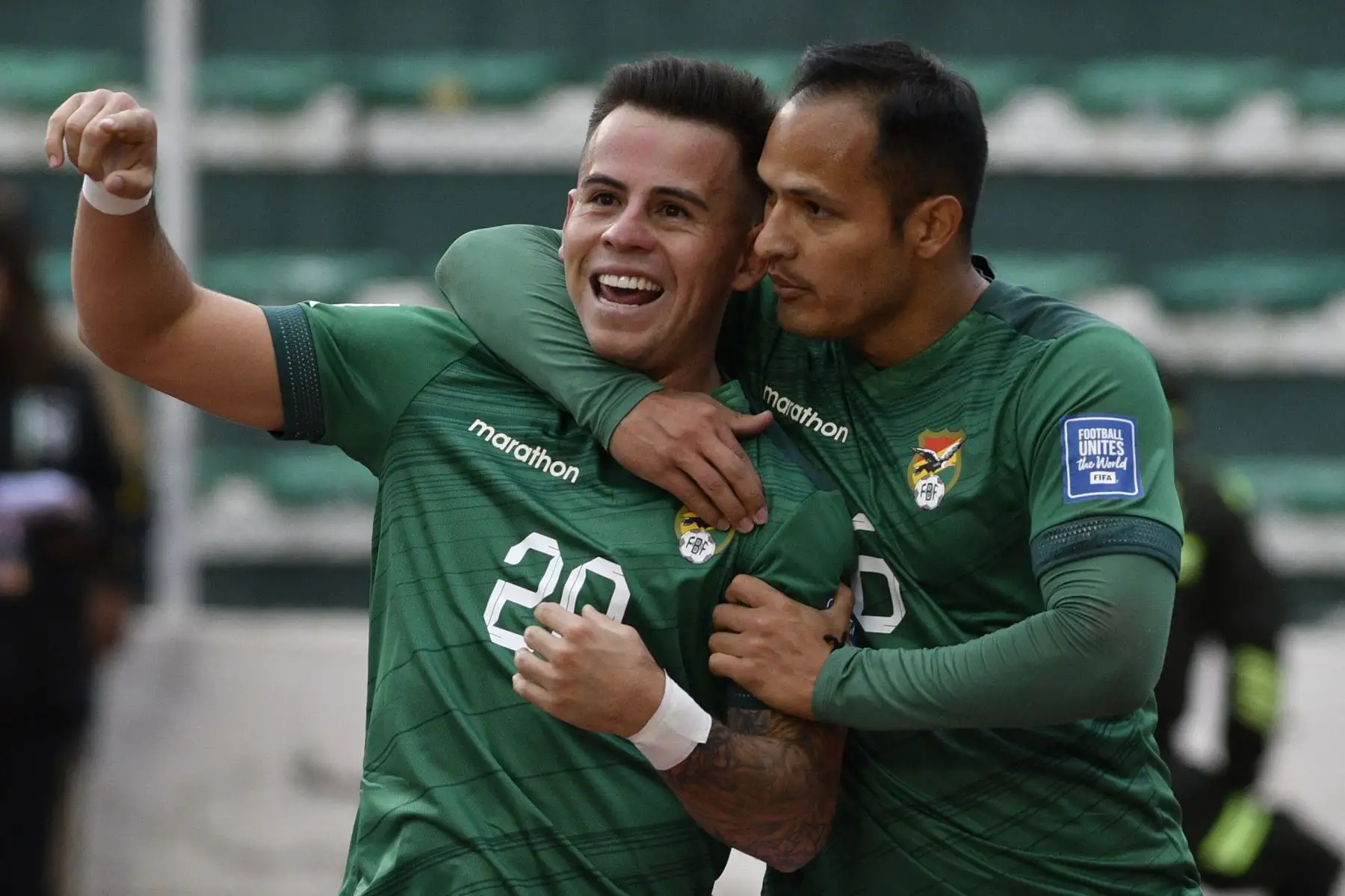 El mediocampista boliviano Henry Vaca celebra con el mediocampista boliviano Leonel Justiniano luego de anotar durante el partido de fútbol de las eliminatorias sudamericanas para la Copa Mundial de la FIFA 2026 entre Bolivia y Perú en el estadio Hernando Siles de La Paz el 16 de noviembre de 2023.
Foto: AFP