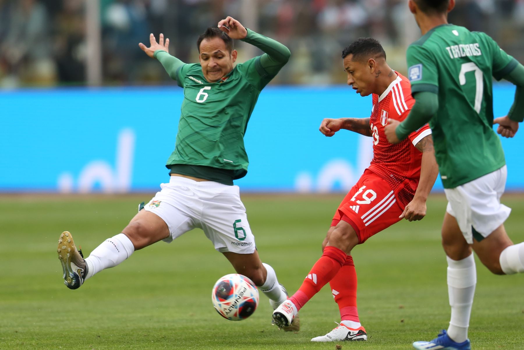 Leonel Justiniano de Bolivia disputa el balón con Yoshimar Yotún de Perú hoy, en un partido de las Eliminatorias Sudamericanas para la Copa Mundial de Fútbol 2026 entre Bolivia y Perú en el estadio Hernando Siles en La Paz (Bolivia).Foto: EFE