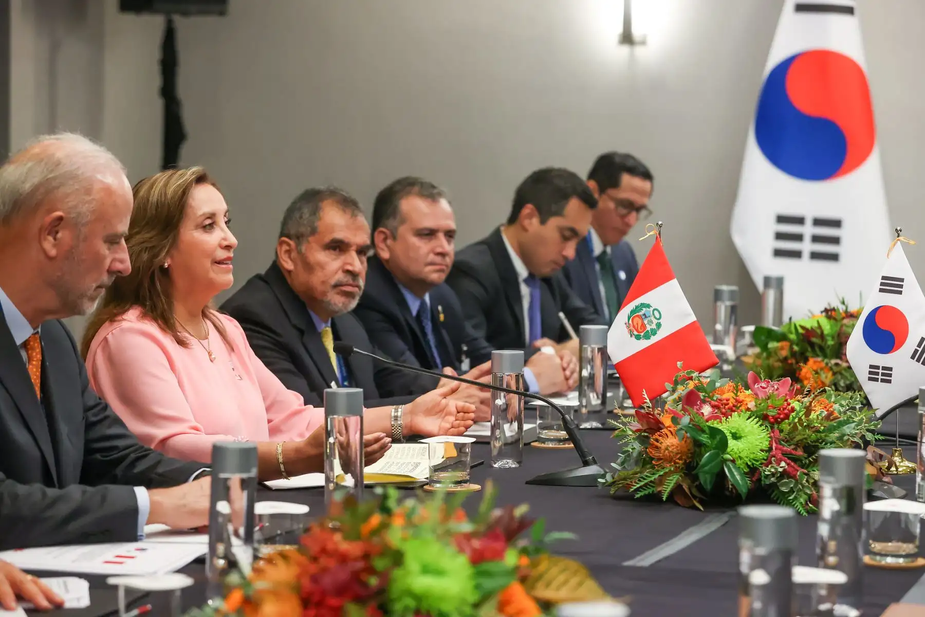 La presidenta de la República, Dina Boluarte se reunió con el presidente de la República de Corea, Yoon Suk-Yeol en el marco de la APEC 2023 en San Francisco, Estados Unidos. Foto: ANDINA/Presidencia